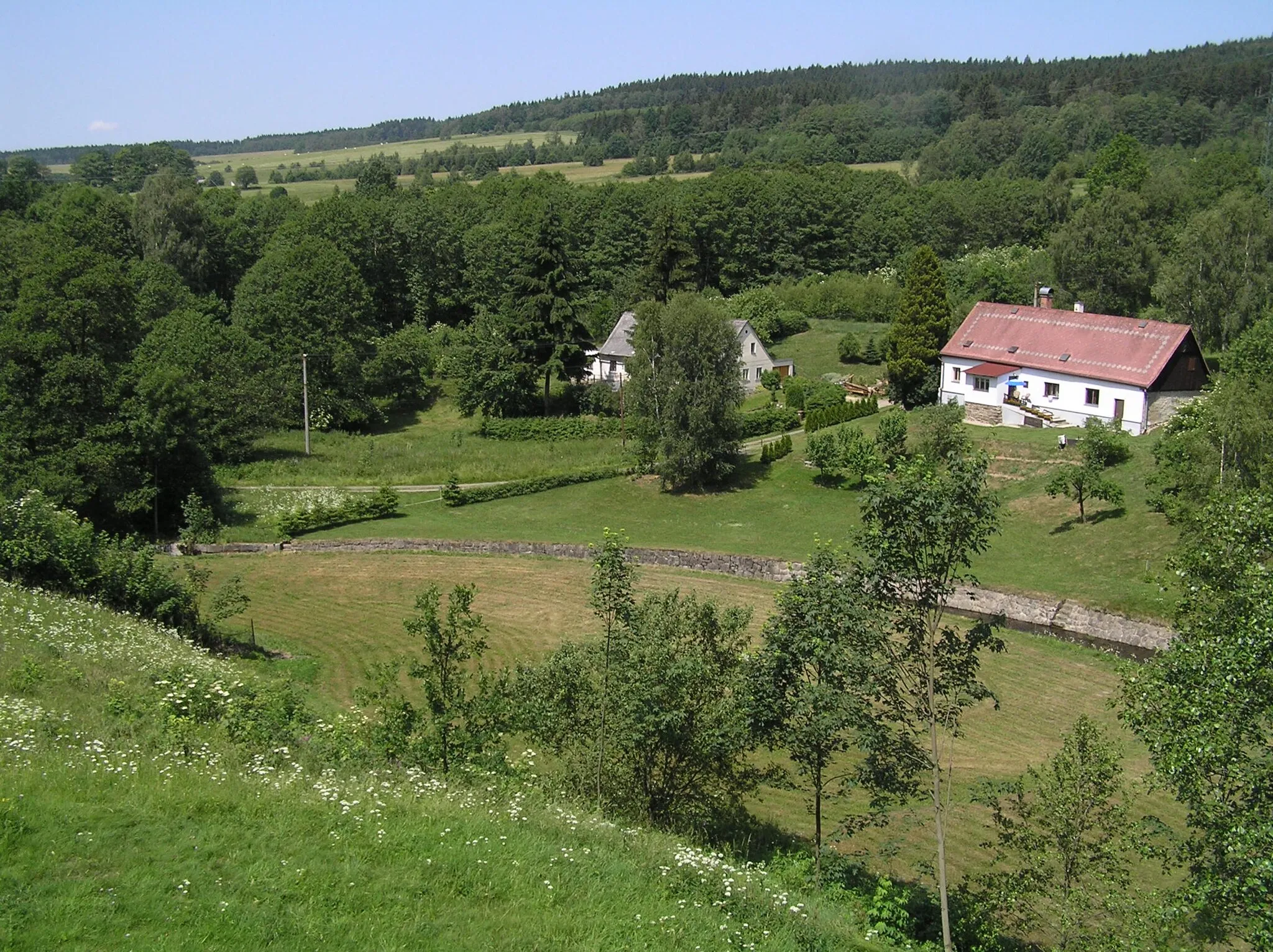 Photo showing: Mlýnice u Nové Vsi - pohled z hráze nádrže