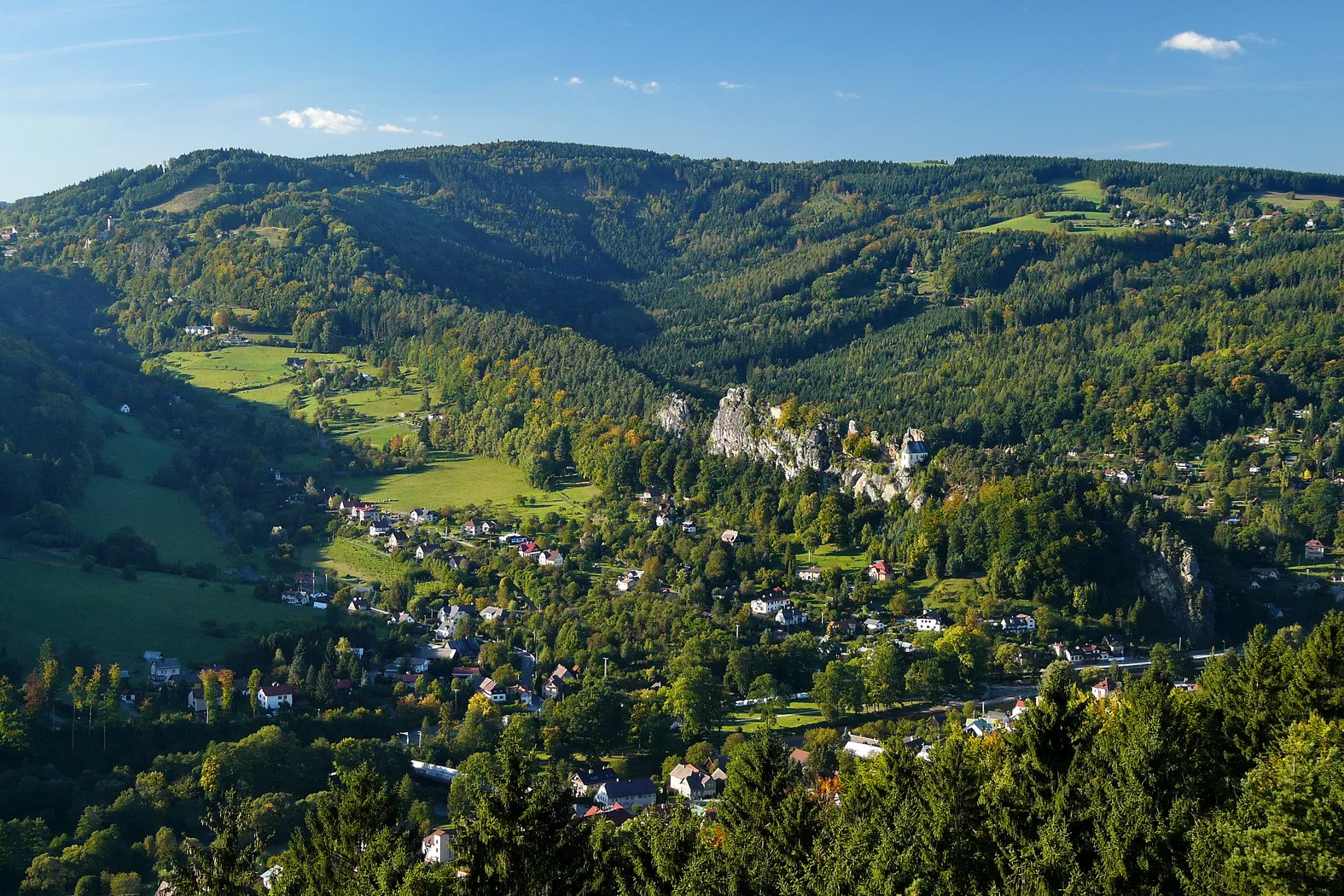 Photo showing: Vranovský hřeben, Kopanina a Vranové z Chleviště na svahu Sokola