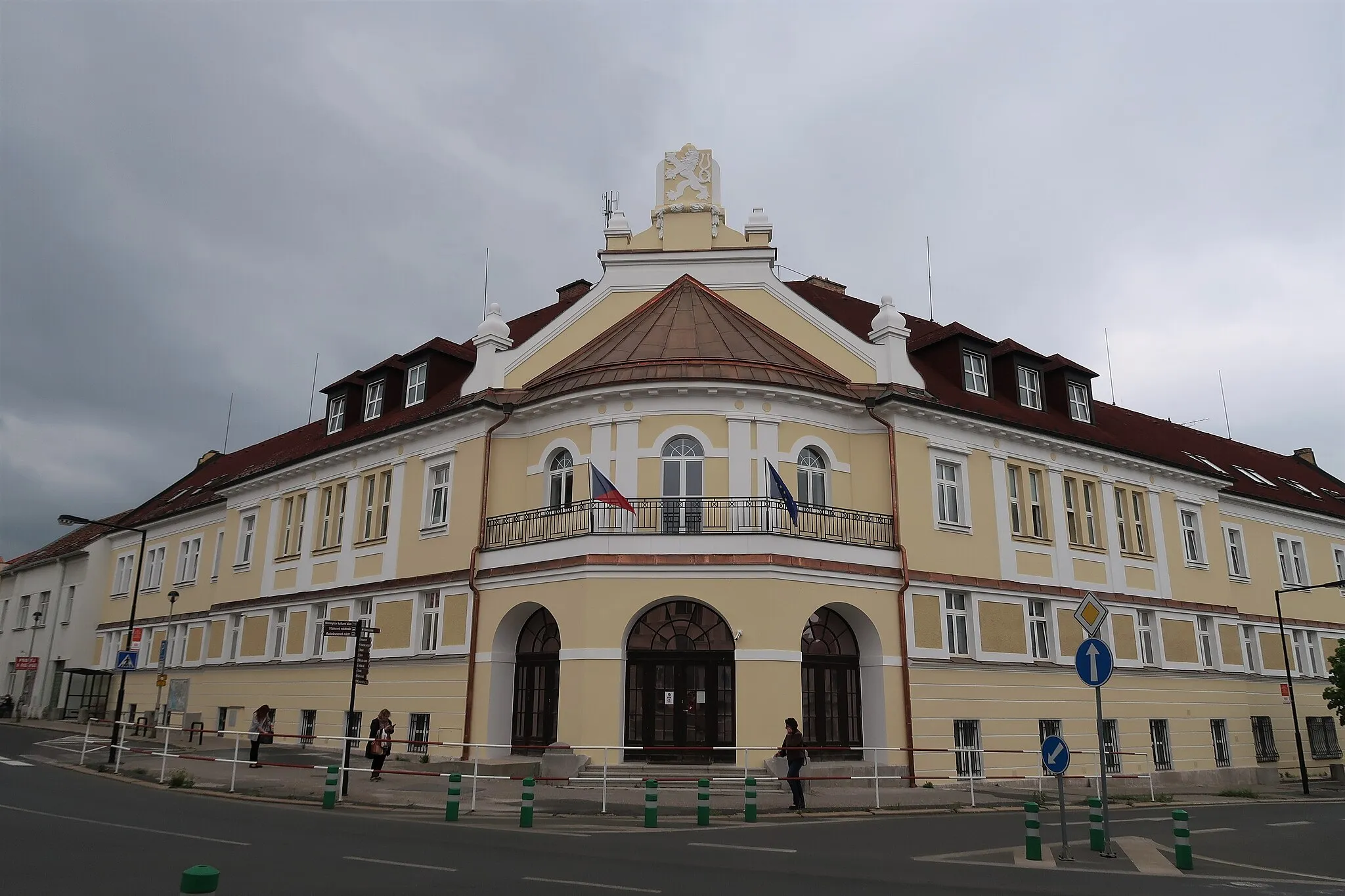 Photo showing: Mělník, okresní soud, Krombholcova 264/1, pohled od Pražské ulice.
