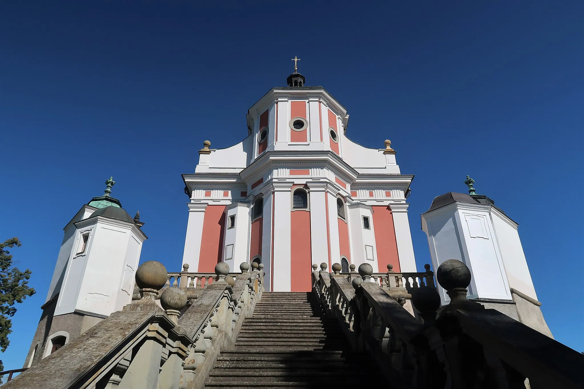 Photo showing: Presbytář poutního chrámu Panny Marie Pomocné na Chlumku se schodištěm k jezuitské rezidenci