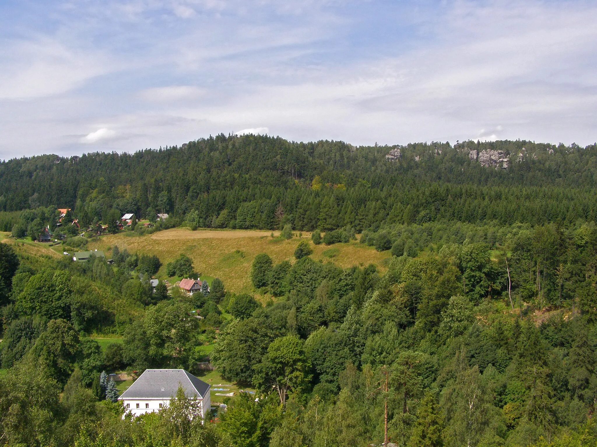 Photo showing: Adršpašskoteplické skály, osada Skály, v pozadí vrchol Čáp, pohled z vrcholu Skály