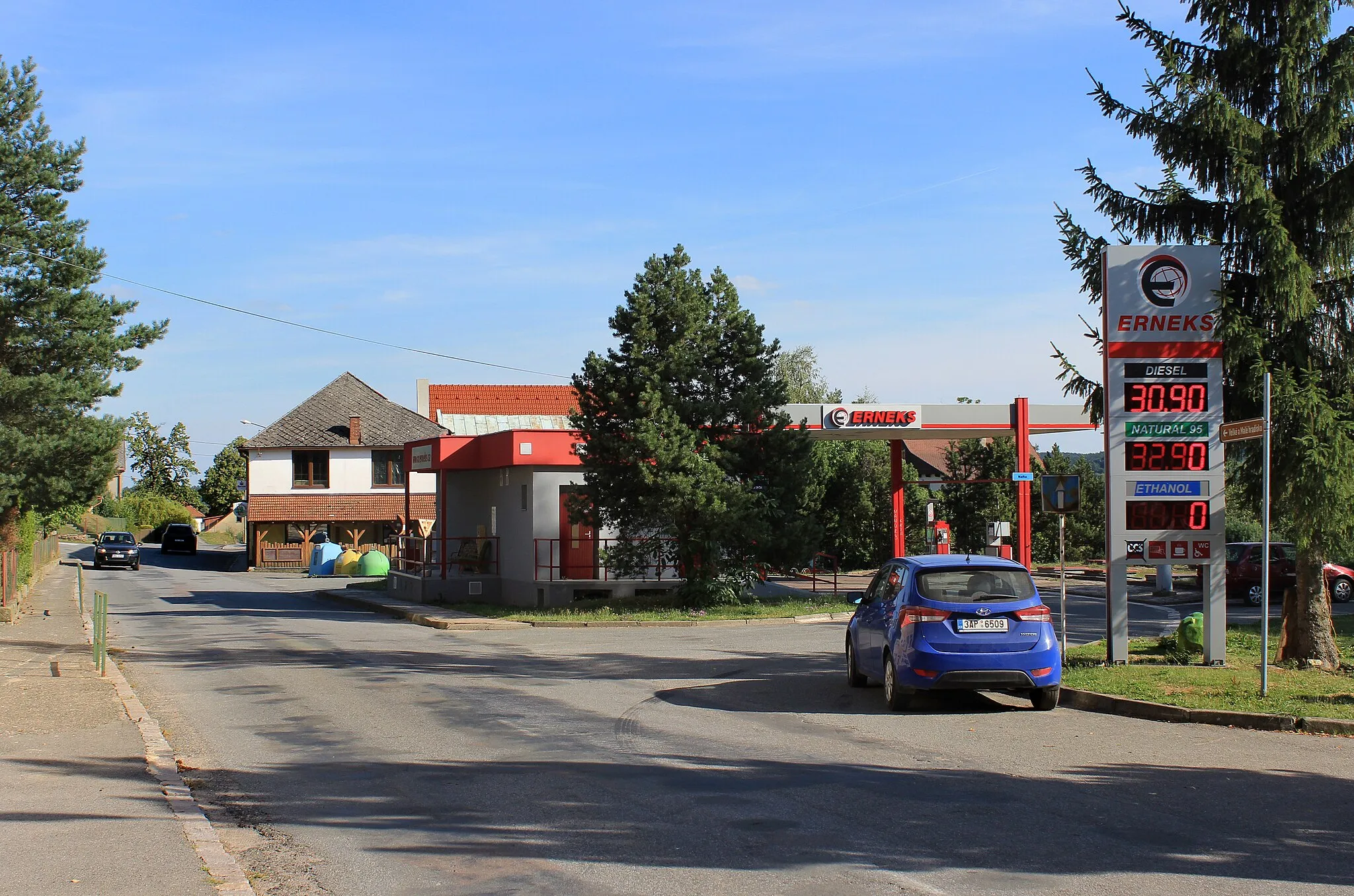 Photo showing: Petrol station in Budislav, Czech Republic.