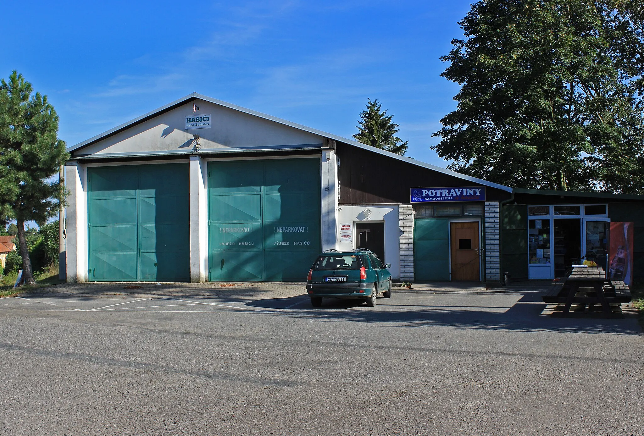 Photo showing: Fire house and small shop in Budislav, Czech Republic.