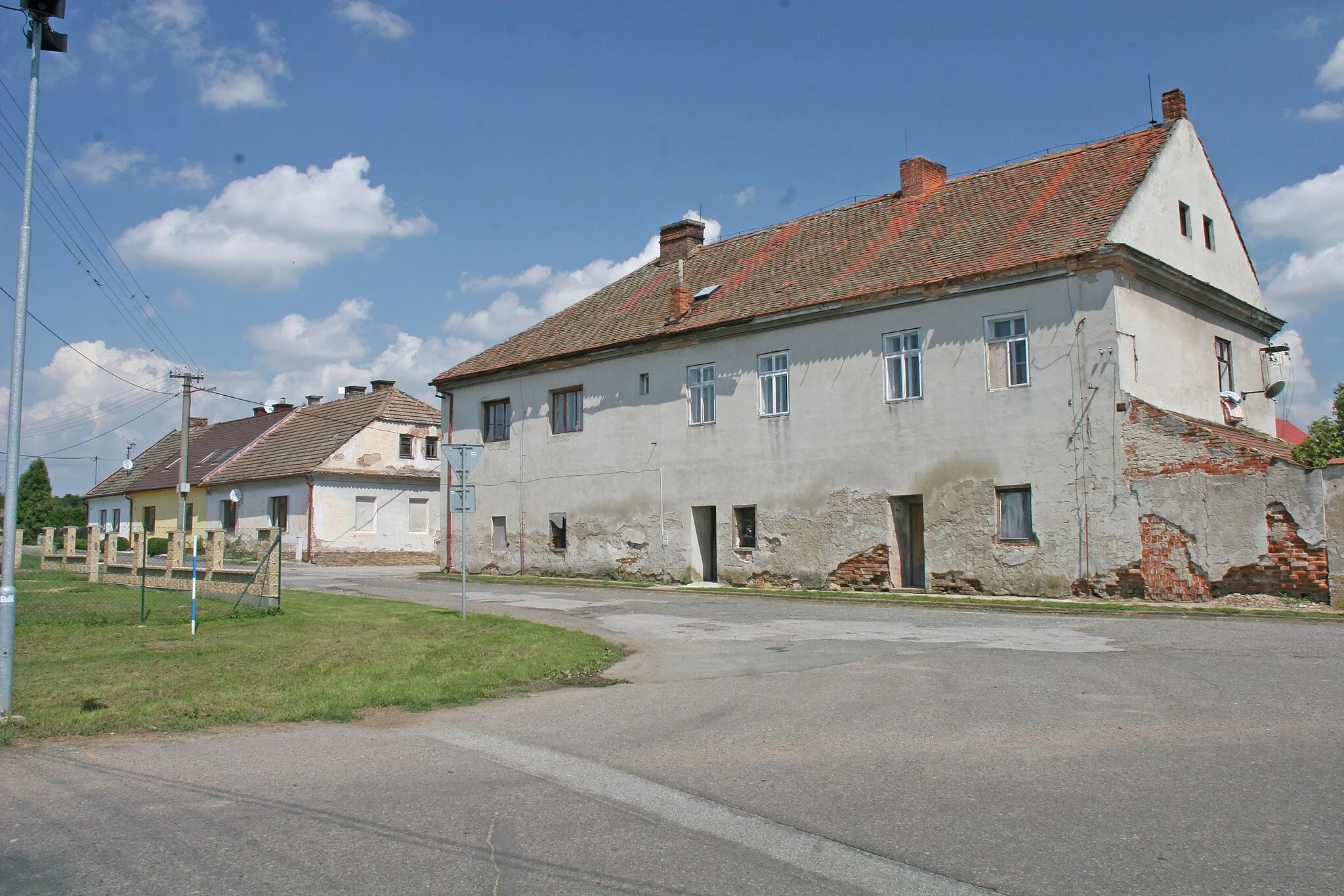 Photo showing: Skalička čp. 1
Camera location 50° 16′ 23.76″ N, 15° 51′ 15.72″ E View this and other nearby images on: OpenStreetMap 50.273266;   15.854366

This file was created as a part of the photographic program of Wikimedia Czech Republic. Project: Foto českých obcí The program supports Wikimedia Commons photographers in the Czech Republic.