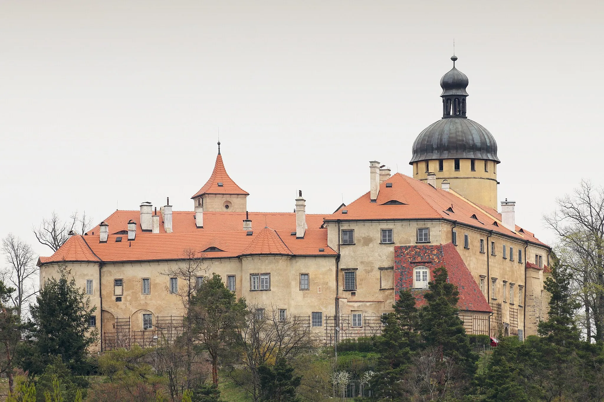 Photo showing: Pohled na Grabštejn od hřbitova v Chotyni