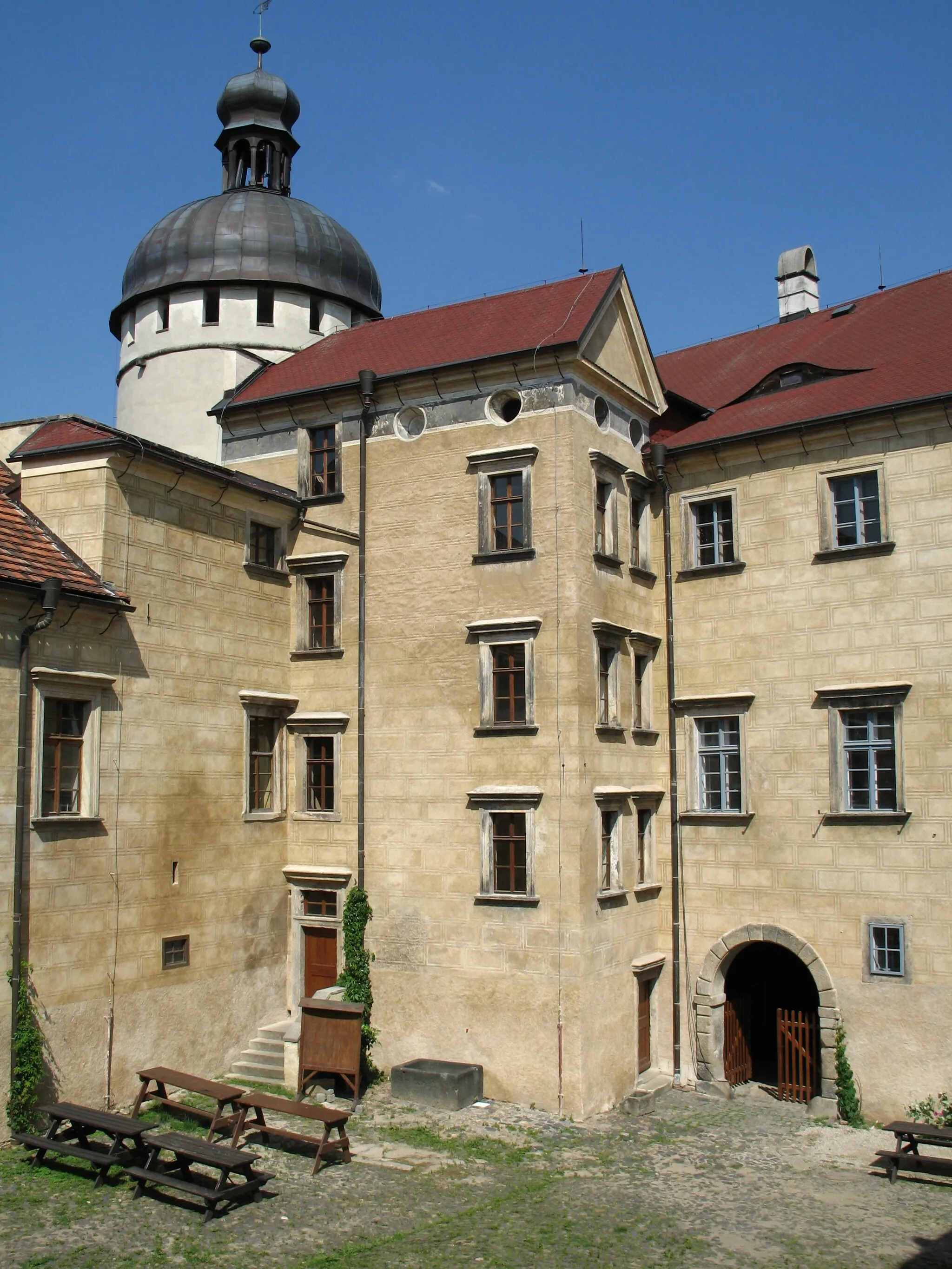 Photo showing: Grabštejn Castle - courtyard.