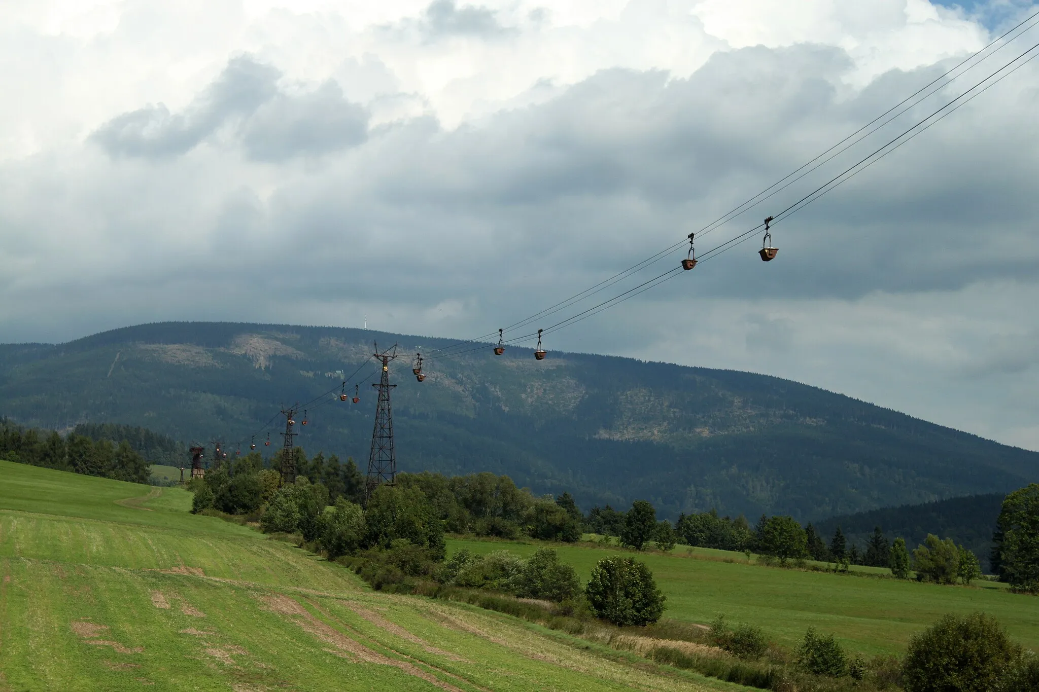 Photo showing: Lánov - Kovársko, pohled na Černou Horu; nákladní lanovka Černý Důl - Kunčice n. L.