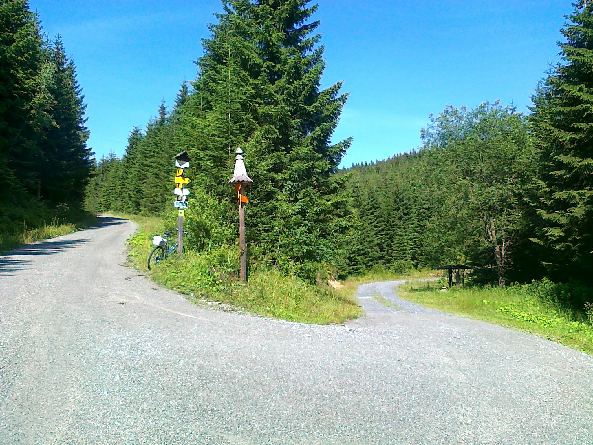 Photo showing: Miejsce o nazwie Pod Velkým Bradlem - 985 m na skrzyżowaniu szlaków