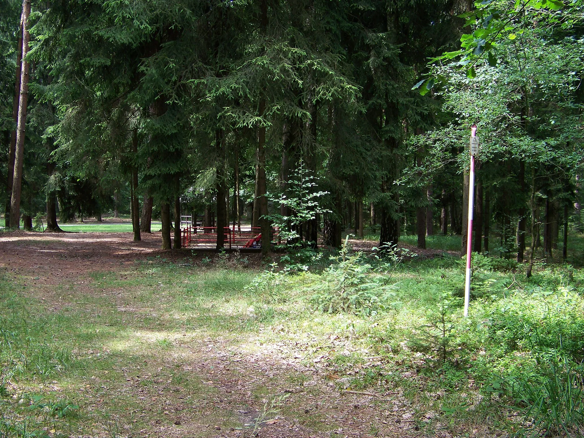 Photo showing: Choceň and Újezd u Chocně, Ústí nad Orlicí District, Pardubice Region, the Czech Republic. Čertův dub hill, a trig point and a monument to the partisan Alexander Bogdanov.