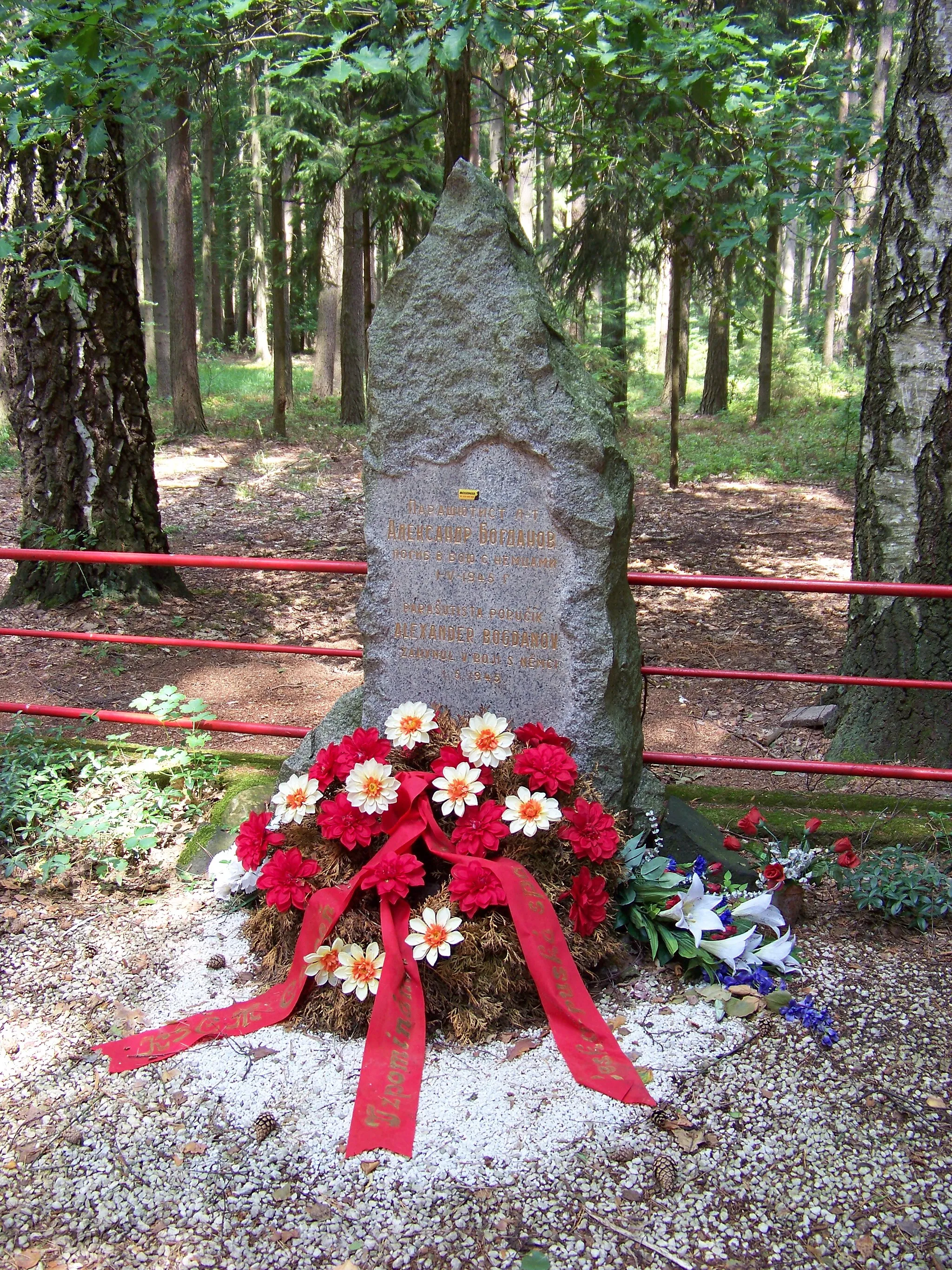 Photo showing: Újezd u Chocně, Ústí nad Orlicí District, Pardubice Region, the Czech Republic. Čertův dub hill, a monument to the partisan Alexander Bogdanov.