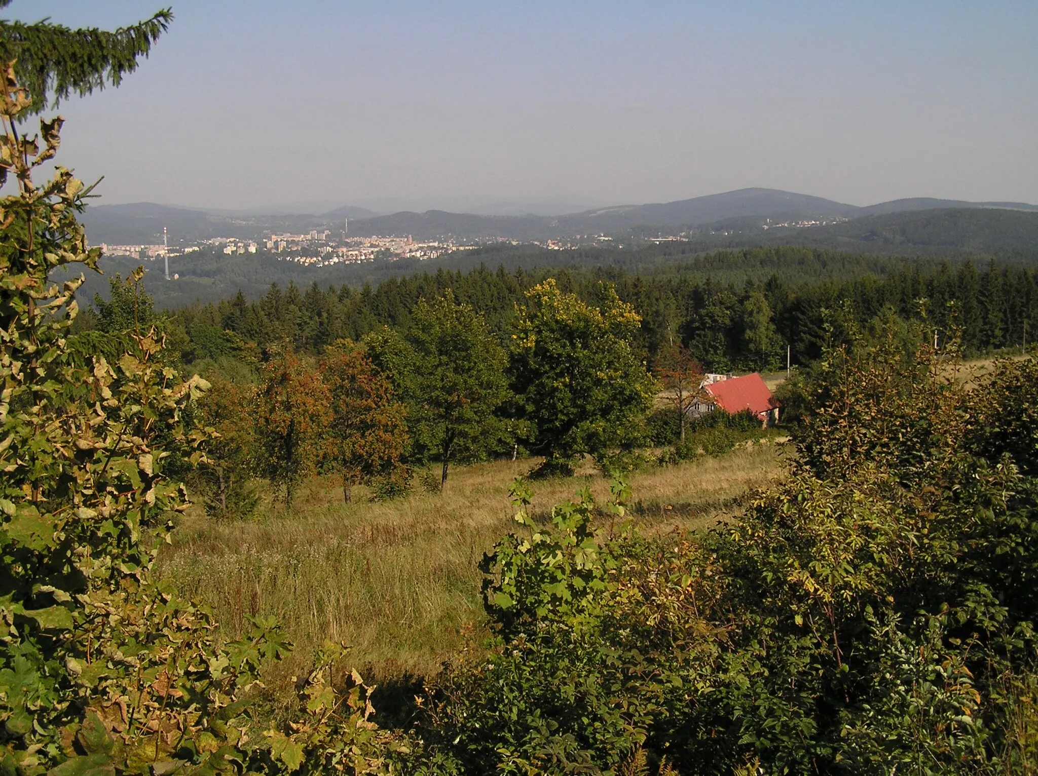 Photo showing: Milíře - výhled od hřbitova na chalupu če. 24, Jablonec nad Nisou a Černostudniční hřeben