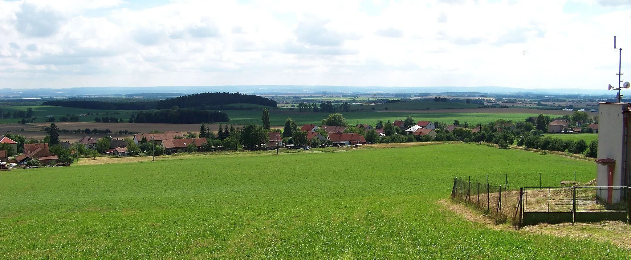 Photo showing: Ostřetín, Pardubice District, Pardubice Region, the Czech Republic. A view from Vinice hill.
