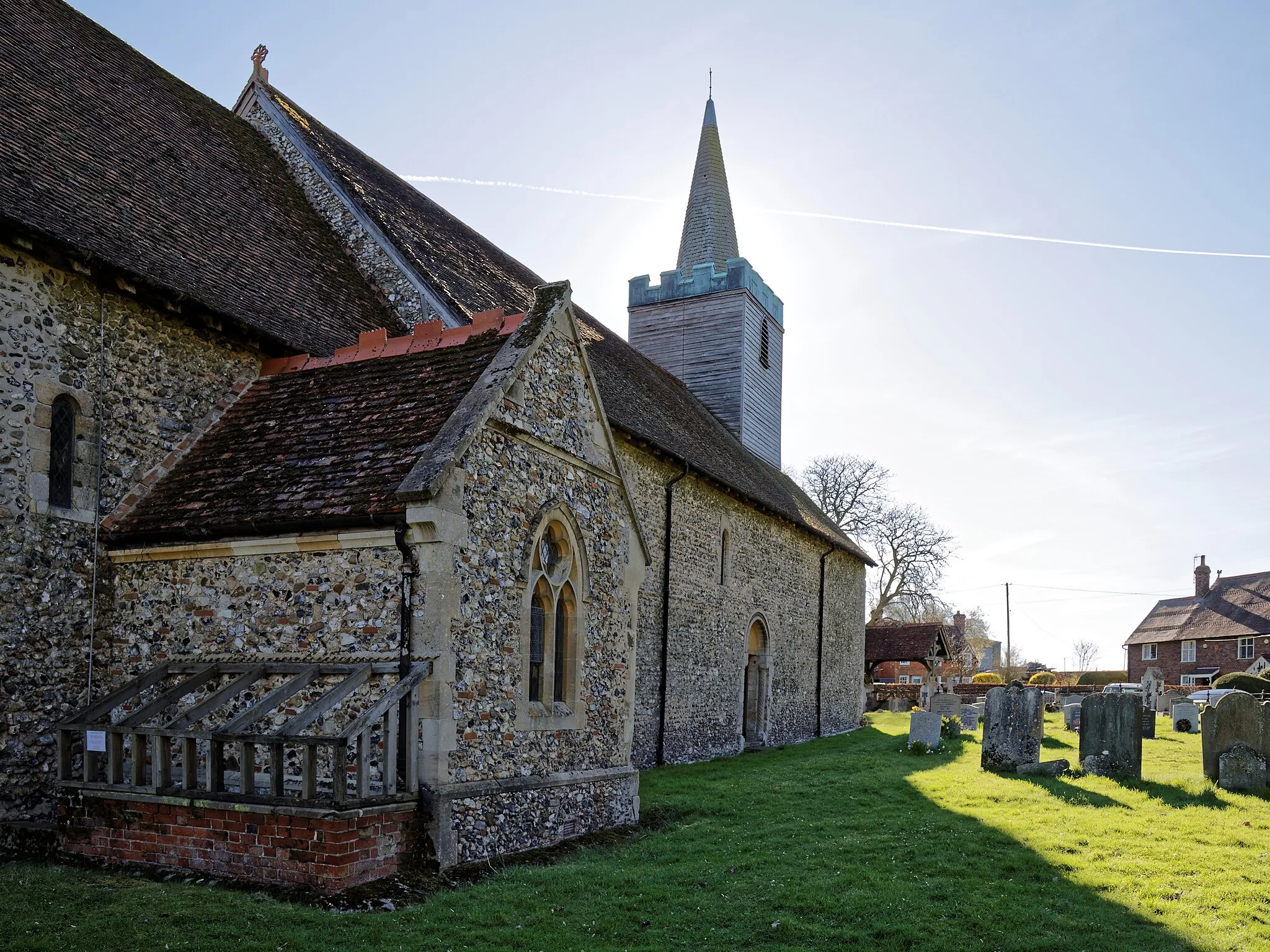 Photo showing: Grade I listed St Mary's Church and north vestry from the north-east of the churchyard, in Great Canfield village, Essex, England. Camera: Canon EOS 6D with Canon EF 24-105mm F4L IS USM lens. Software: large RAW file lens-corrected, optimized and downsized with DxO OpticsPro 11 Elite, Viewpoint 2, and Adobe Photoshop CS2.