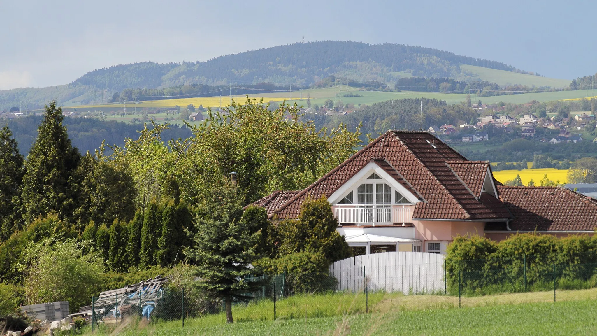 Photo showing: Pohled z Vrchhůry (U Tří svatých, Jahodová) v květnu 2021, Turnov