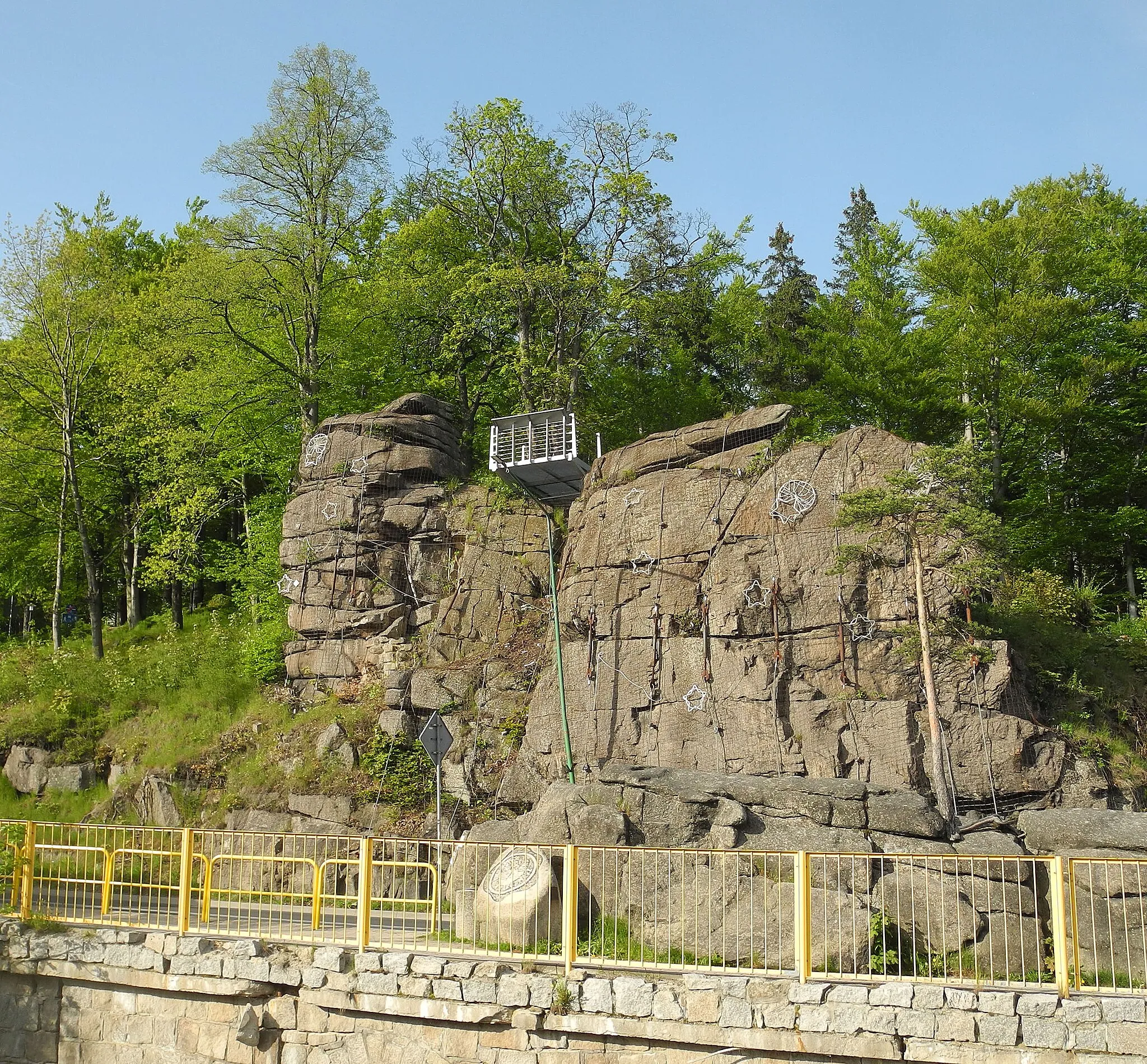 Photo showing: Der Karczmarz-Felsen in Schreiberhau - Szklarska Poręba, ul. Jedności Narodowej