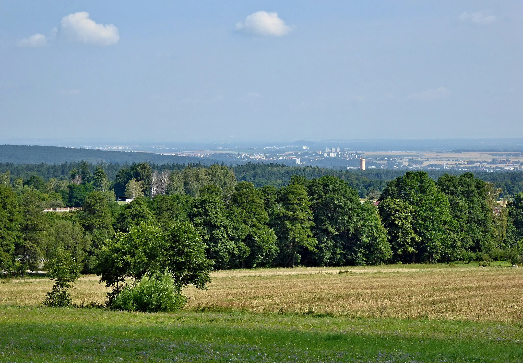 Photo showing: Severní svahy vrcholové části Ochozu (520 m n.m.) nad stejnojmennou obcí u Nasavrk poskytují výhled do značné části Pardubického kraje severním a částečně až východním směrem. Dobře pozorovatelná je zejména oblast kolem Chrudimi a při dobré viditelnosti i Kunětická hora, také Krkonoše, Orlické hory a Králický Sněžník. V pravé části záběru viditelný vrchol vodárenské vyrovnávací věže Práčov. Z jižní strany vrchol Ochozu převyšuje postupně rekultivovaná halda komunálního odpadu, který se zde dlouhé roky ukládal na řízenou skládku z mnoha okolních obcí. Zeměpisná mapa (Mapy.cz) - viz https://mapy.cz/s/Y7G7 (pohled - azimut 0°).