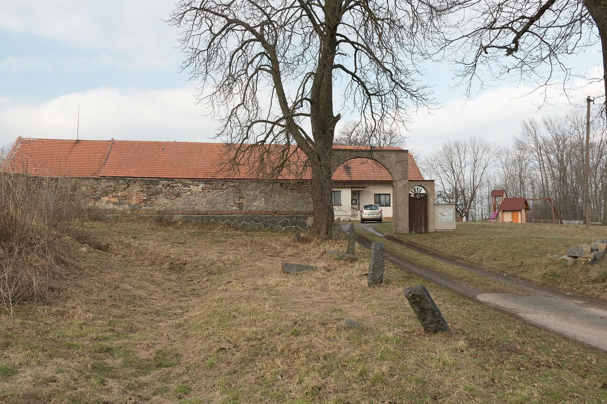 Photo showing: Ochoz u Nasavrk čp. 16

This file was created as a part of the photographic program of Wikimedia Czech Republic. Project: Foto českých obcí The program supports Wikimedia Commons photographers in the Czech Republic.