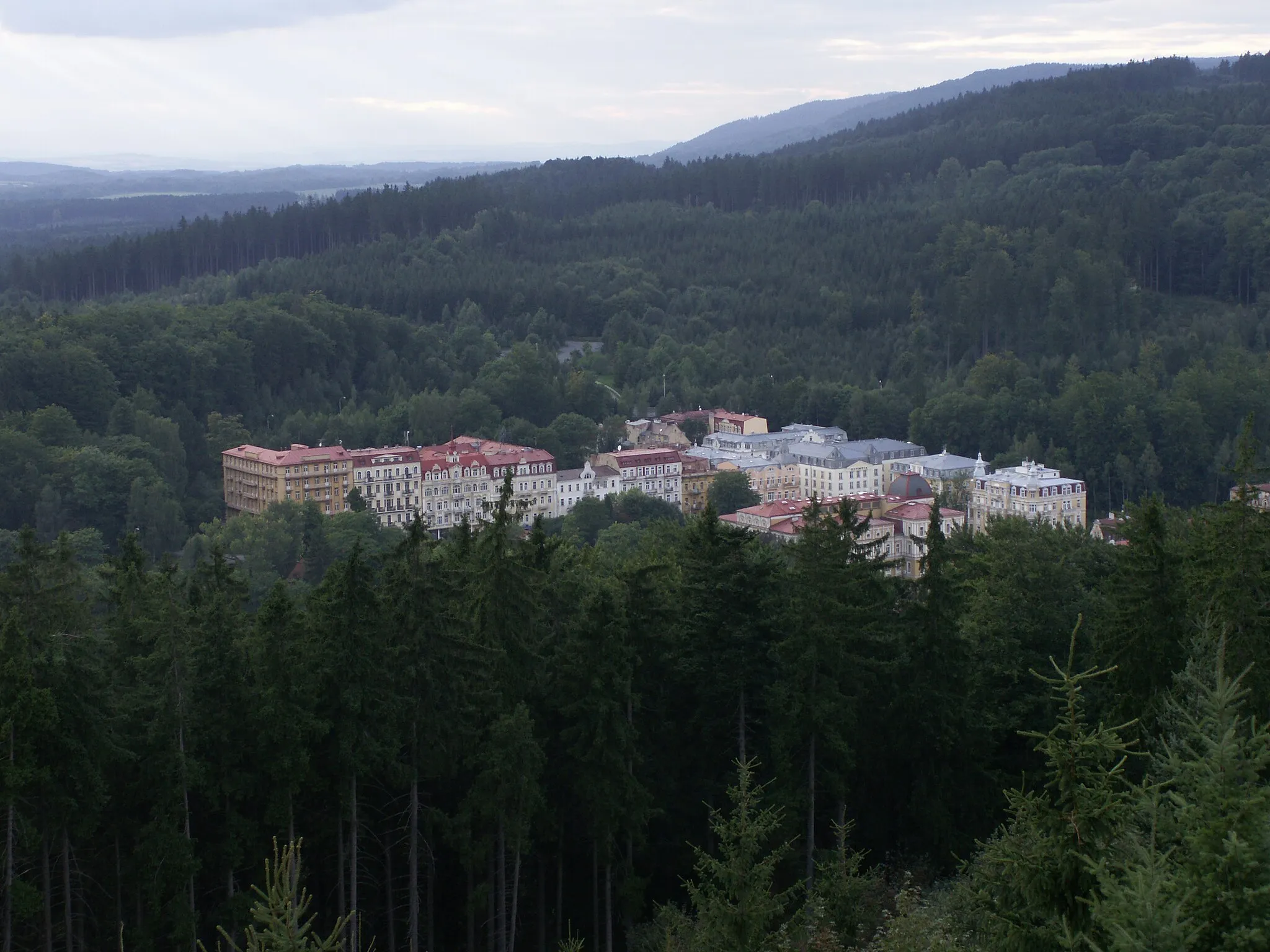 Photo showing: Výhled z rozhledny Hamelika na lázeňskou část města Mariánské Lázně