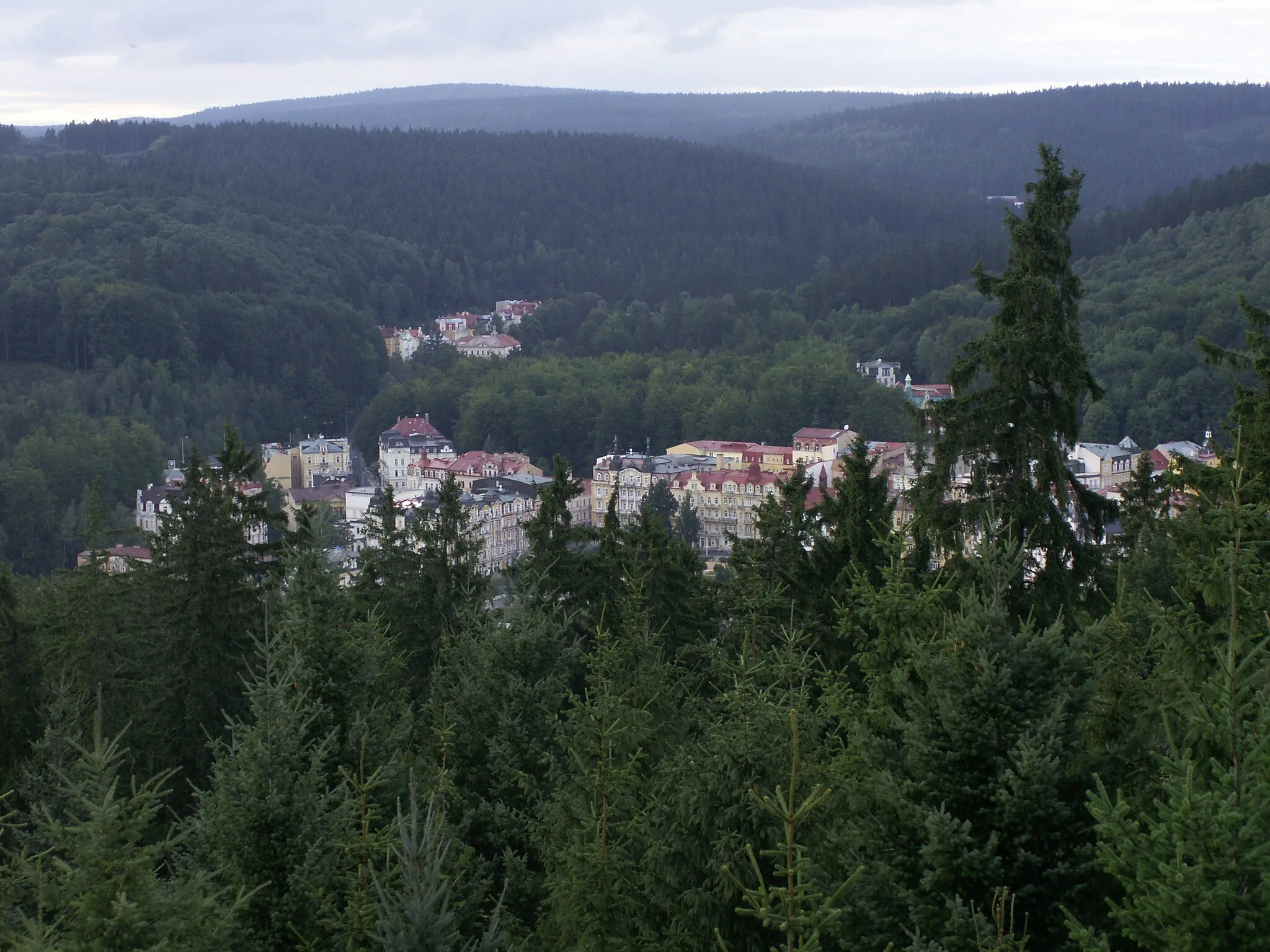 Photo showing: Výhled z rozhledny Hamelika na lázeňskou část města Mariánské Lázně