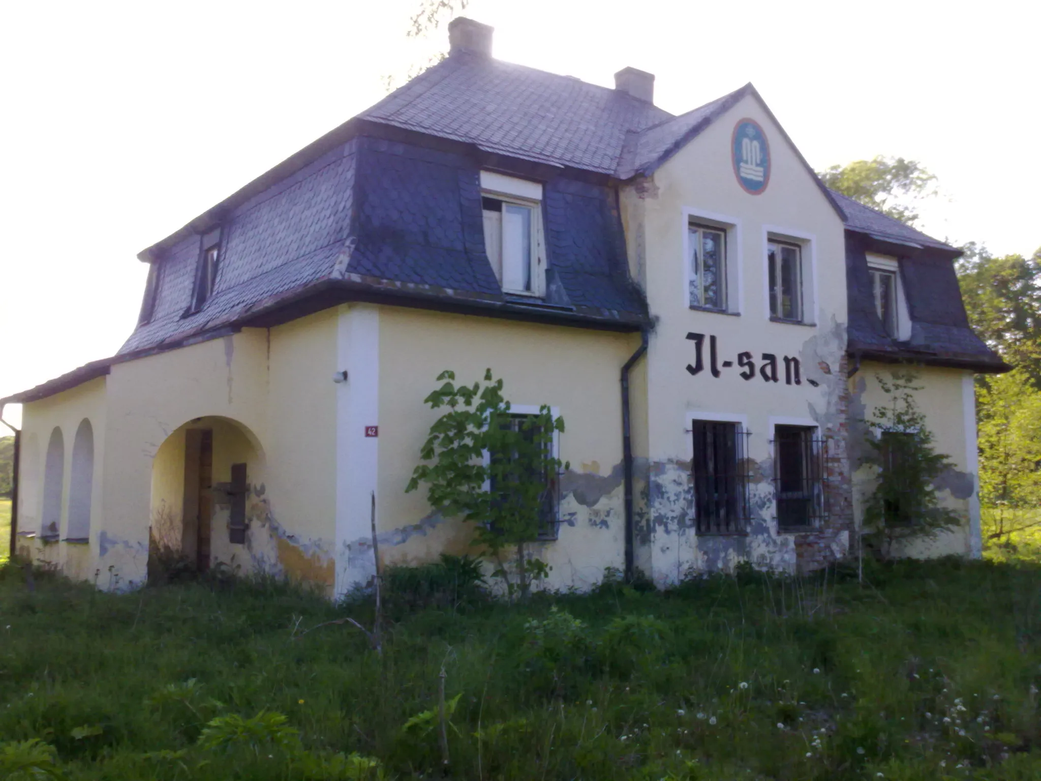 Photo showing: Former bottler of Il-Sano mineral water near the Dolní Kramolín village.