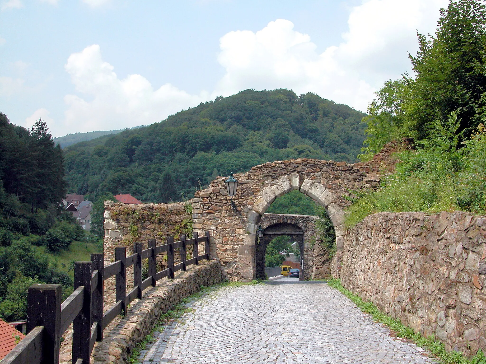 Photo showing: 04.07.2009  CZE 417 41 Krupka {Graupen} (Tschechien, Nordböhmen): Burg Graupen (GMP: 50.685192,13.855459). Erbaut wurde sie Anfang des 14. Jahrhunderts zum Schutze der 
prosperierenden Berwerke und des alten Handelsweges. Blick entlang der Auffahrt nach Norden zur Eingangsbastion / Doppeltor.                      [DSCN38144.TIF]20090704315DR.JPG(c)Blobelt