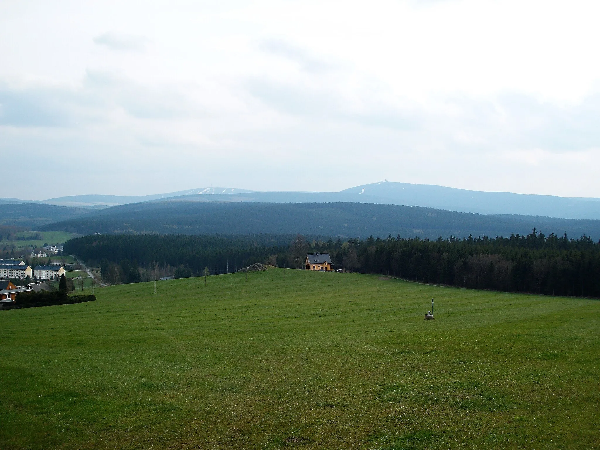 Photo showing: Blick vom Bärenstein auf den Höhenzug Stahlberg mit Toskabank und Feuerturm. Im Hintergrund Fichtelberg und Klínovec (Keilberg).