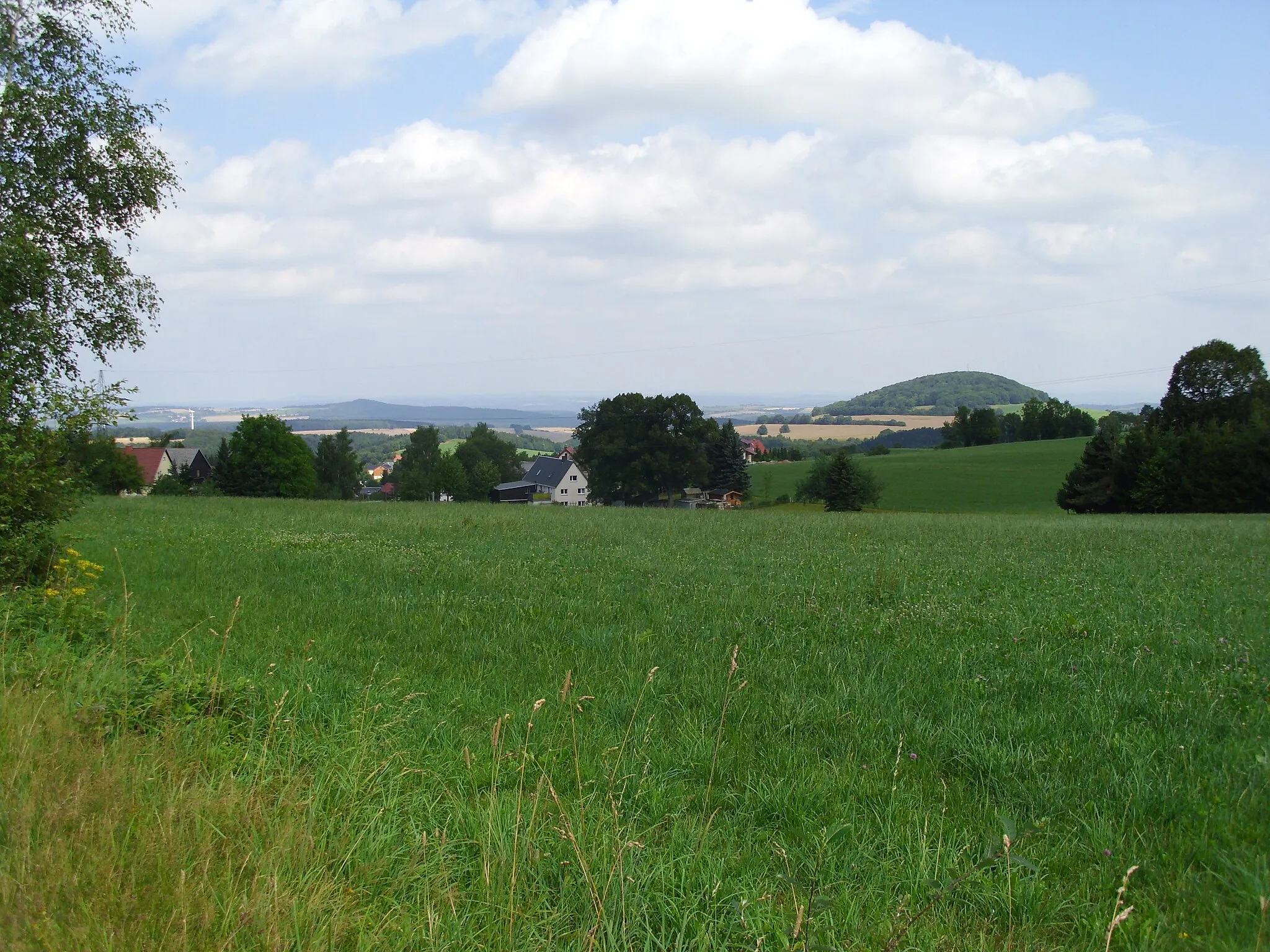 Photo showing: Von der Hochwaldstraße blickt dieses Bild über Oberfrauendorf bis zum Luchberg.