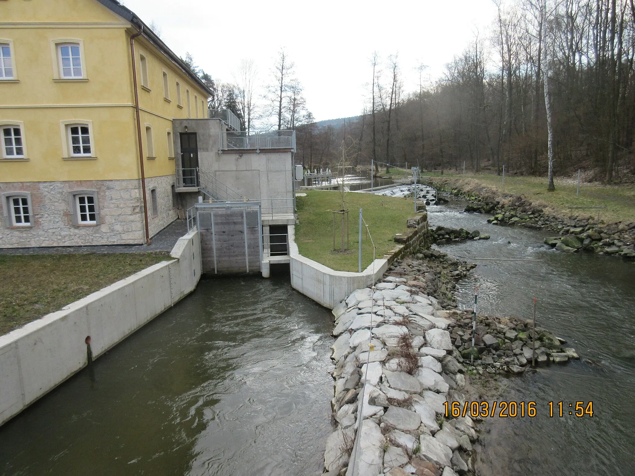 Photo showing: Stružnice, vlevo mlýn, vpravo Ploučnice