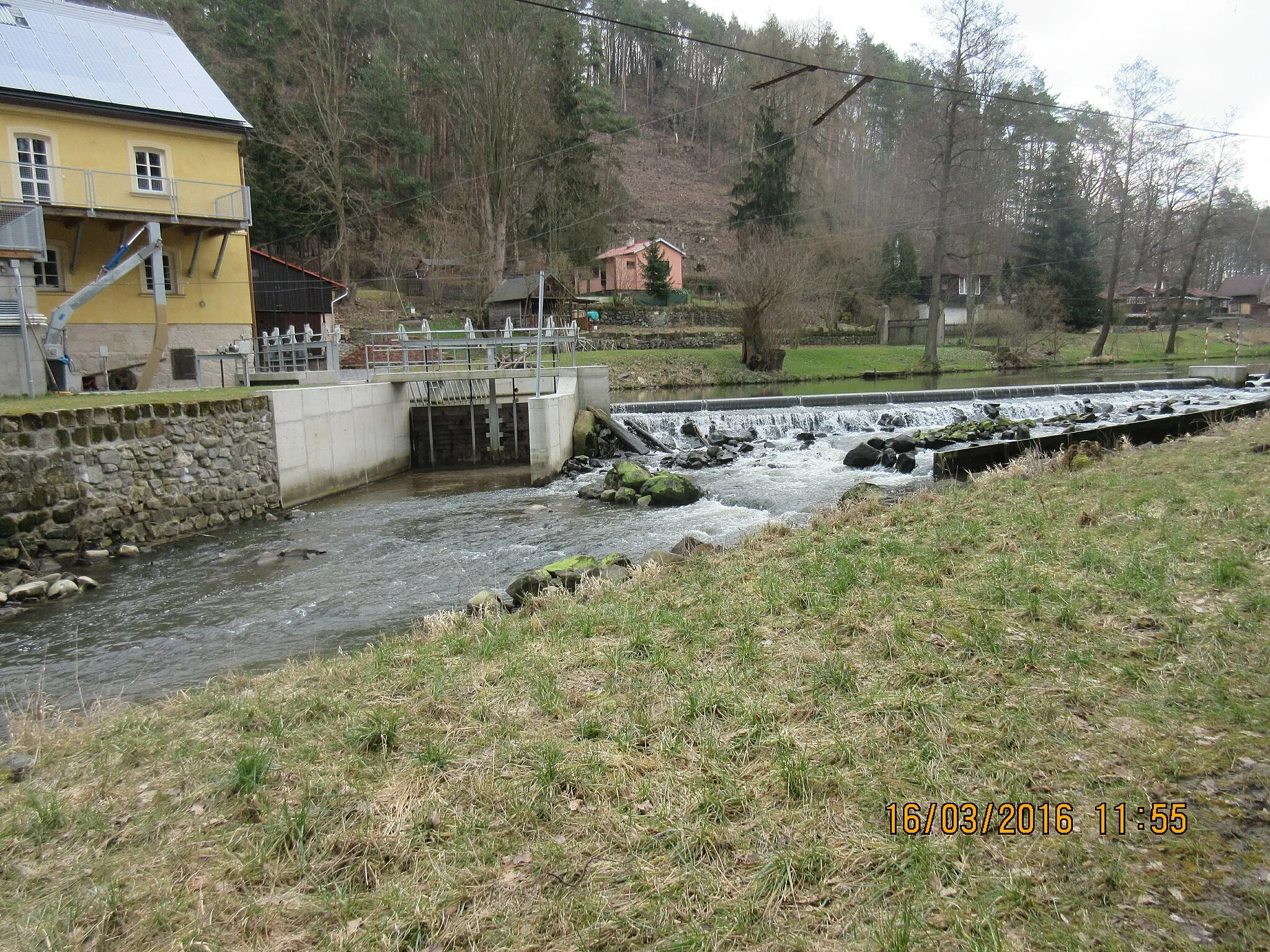 Photo showing: Vlevo mlýn ve Stružnici, vpravo splav na Ploučnici