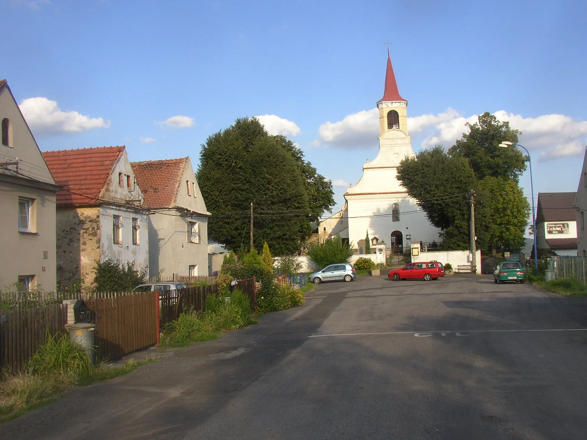 Photo showing: Village square and St Barbara church in Dubice, a part of Řehlovice municipality, Ústí nad Labem District, Czech Republic.