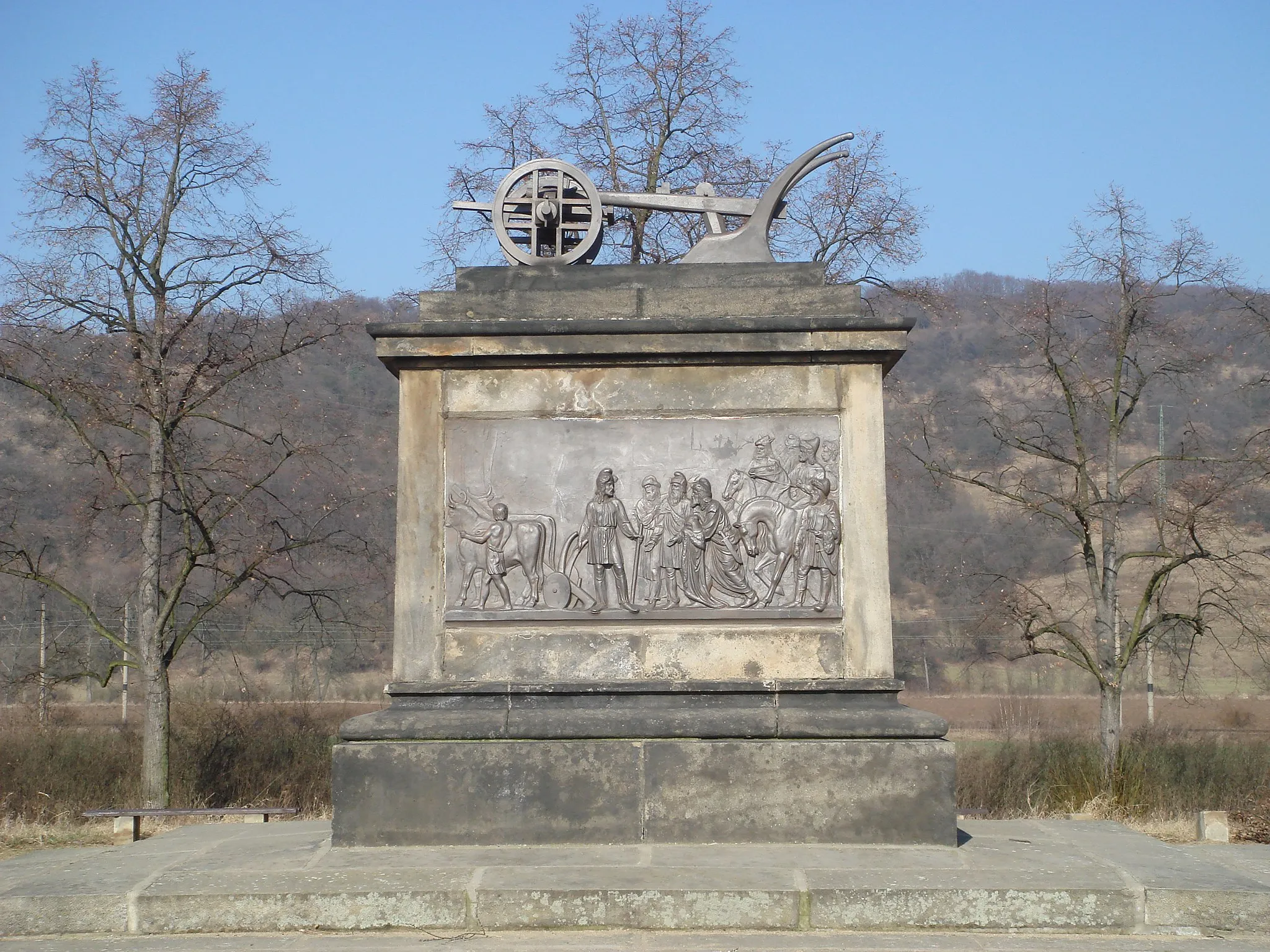 Photo showing: The Přemysl Oráč (Přemysl the Ploughman) monument on the Královské pole (Royal field) in Stadice (Ústí nad Labem Region, Czech Republic).