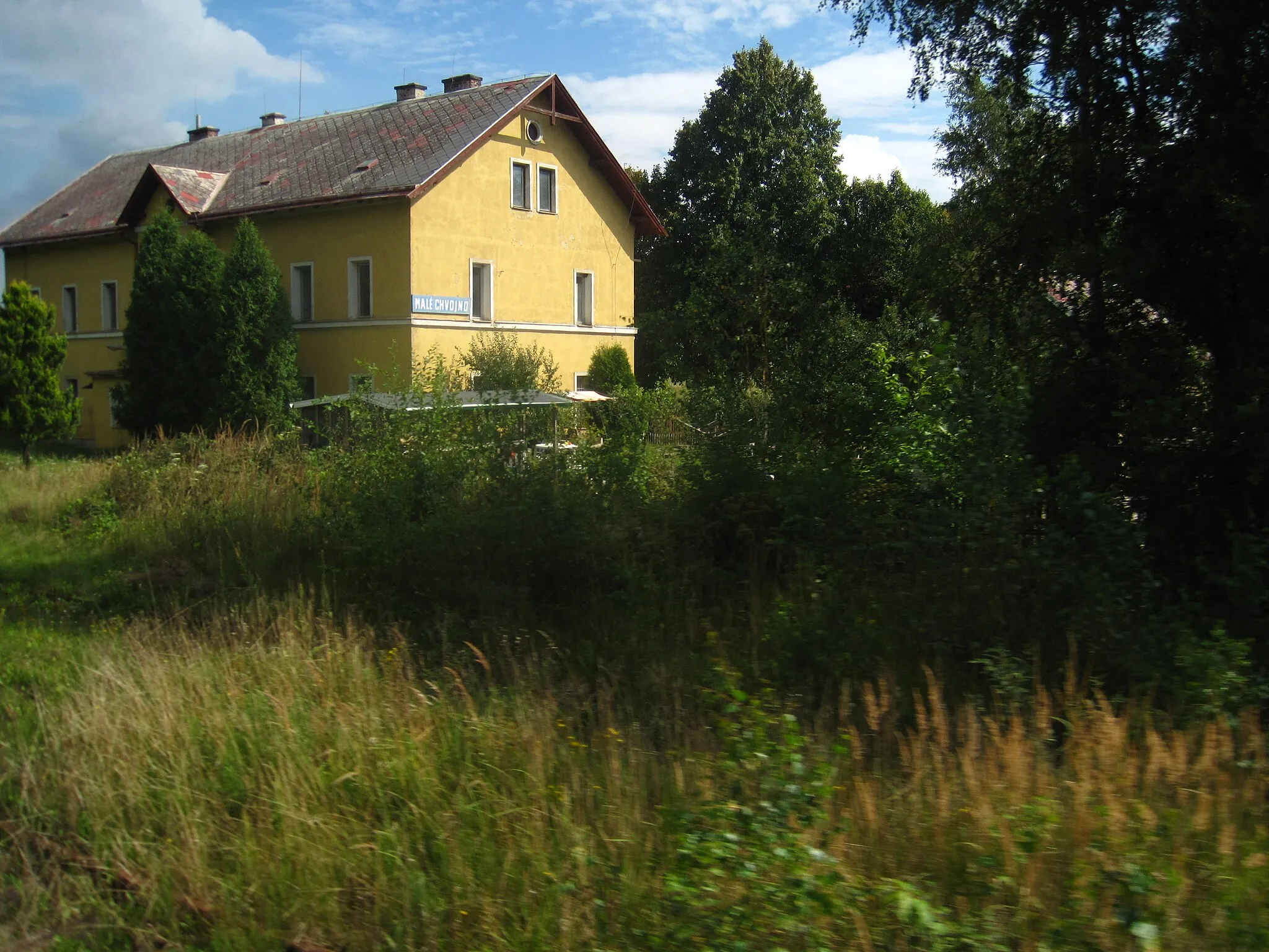 Photo showing: Malé Chvojno - nádraží (z okna Kozí dráhy)