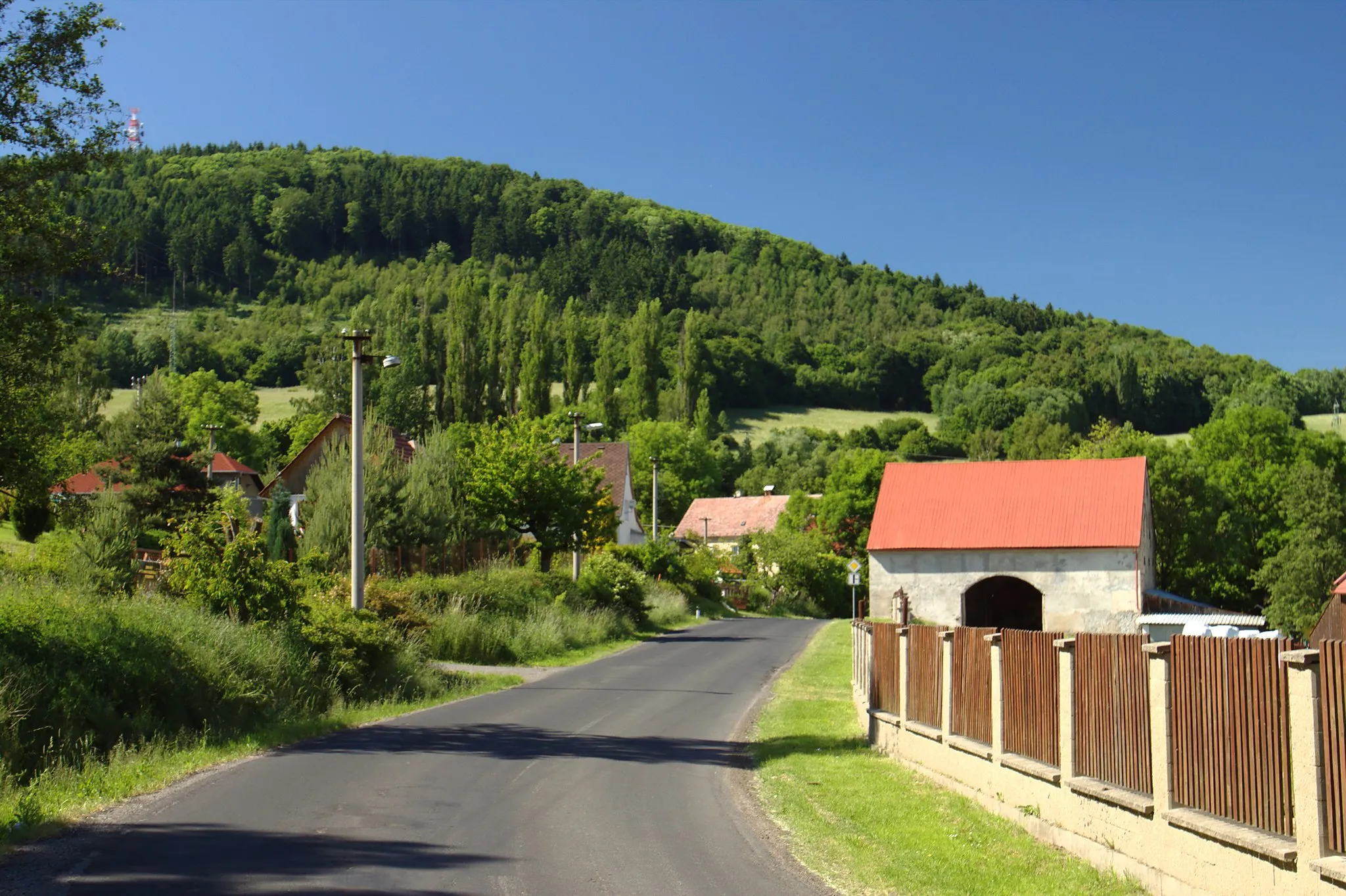 Photo showing: Main road in the village of Tašov, Ústí Region, CZ