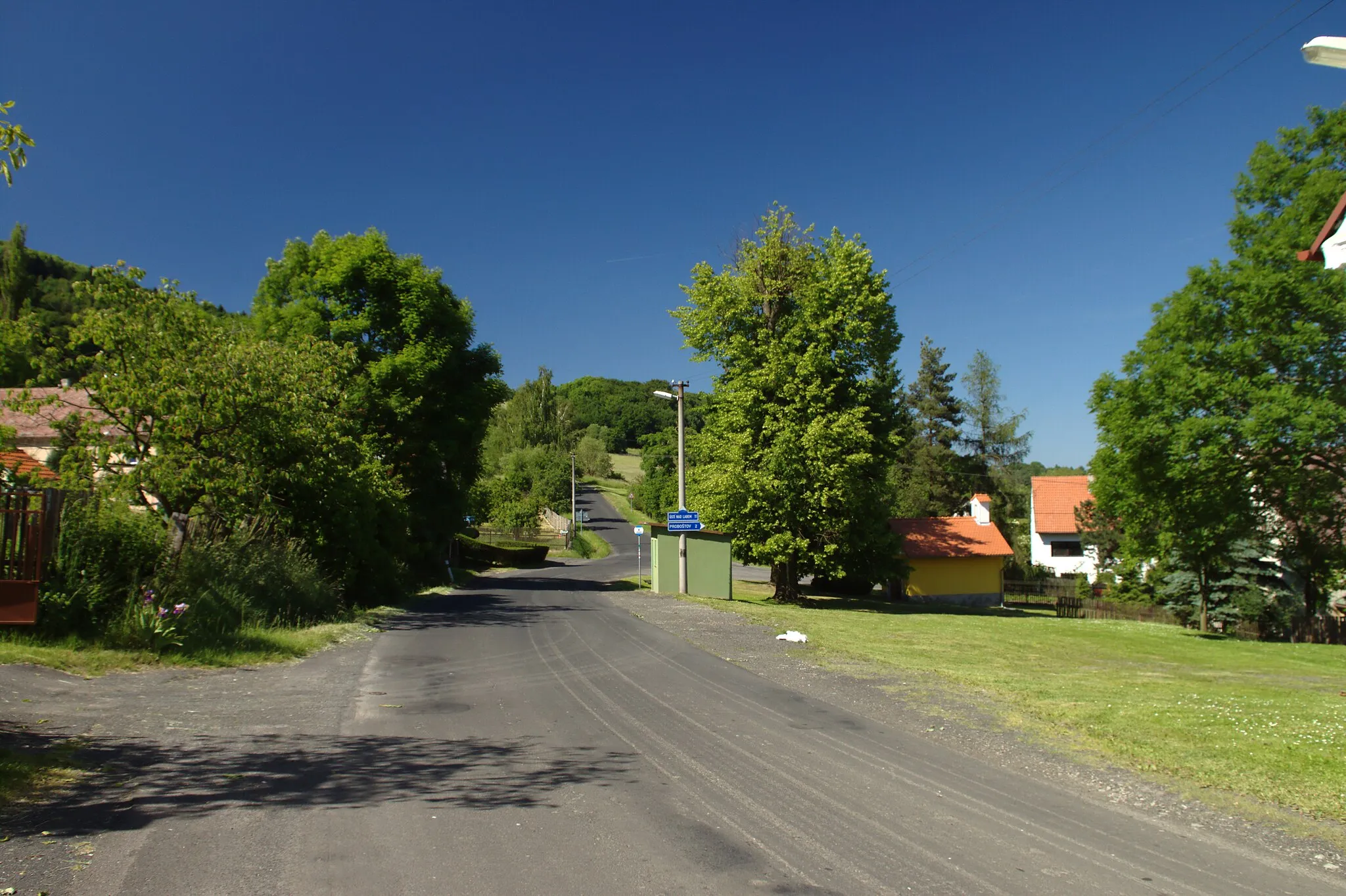 Photo showing: Main road in the village of Tašov, Ústí Region, CZ