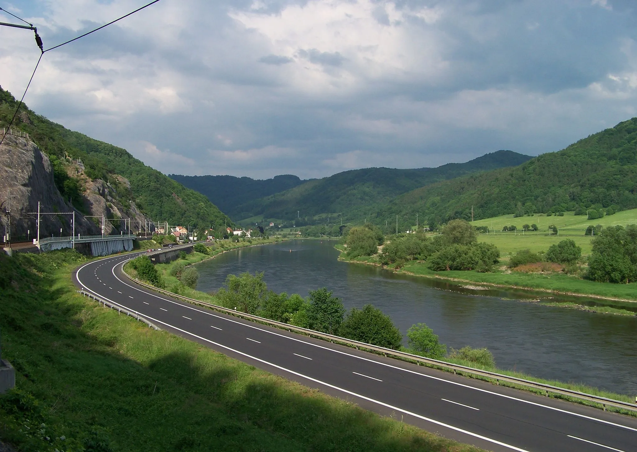 Photo showing: Povrly-Roztoky, Ústí nad Labem District, Ústí nad Labem Region, the Czech Republic. A view from Povrly to Roztoky, seen from the train.