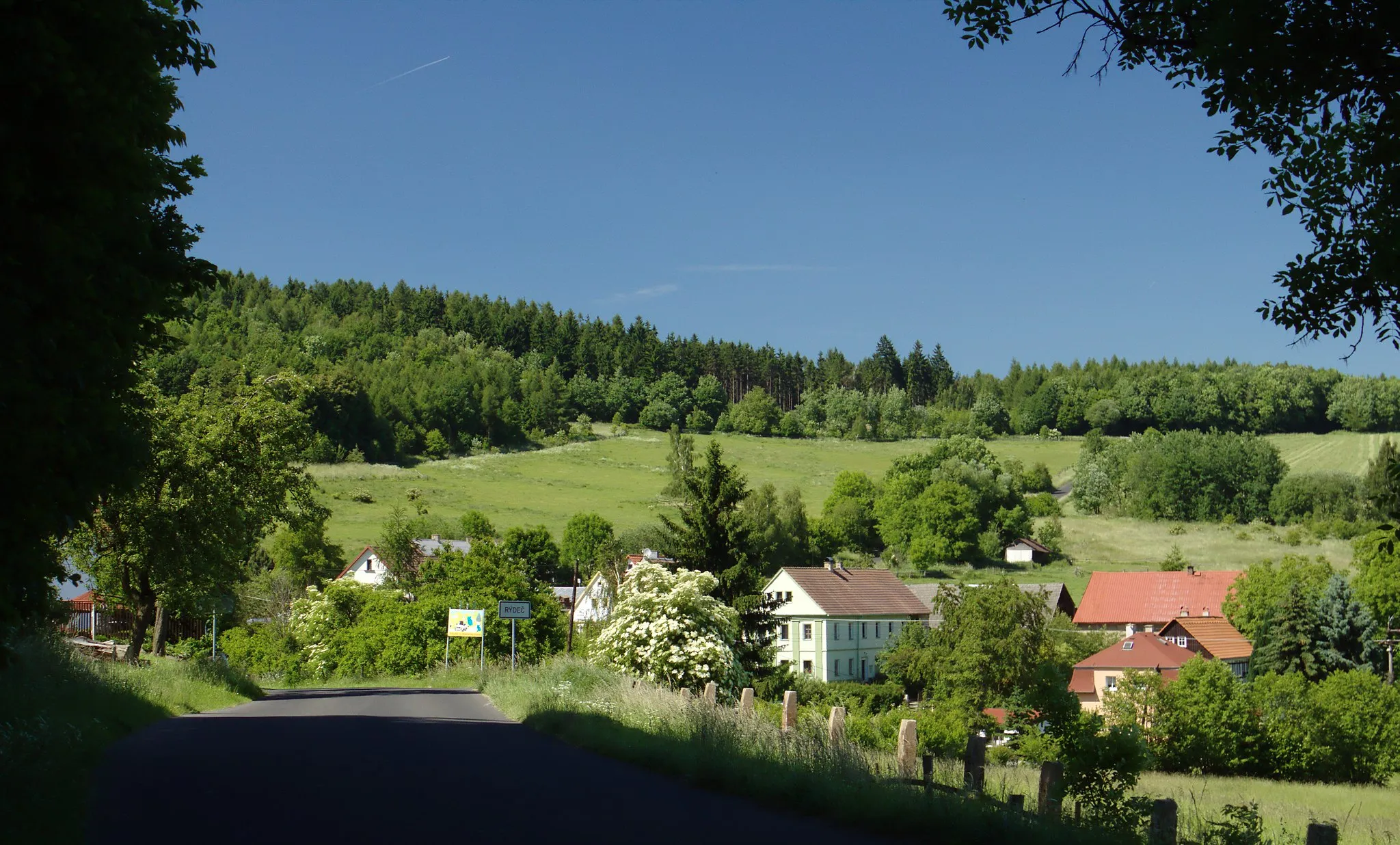 Photo showing: View of the Rýdeč village from south, Ústí Region, CZ