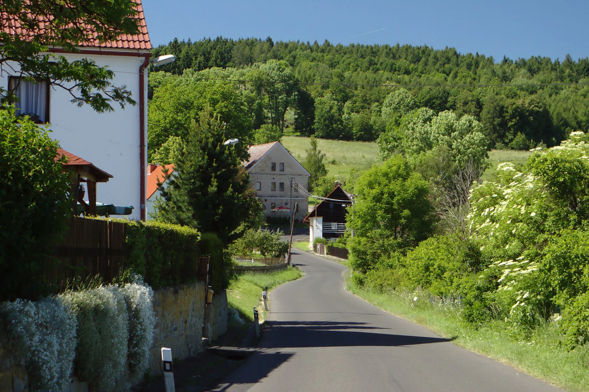 Photo showing: Main road in the village of Rýdeč, Ústí Region, CZ