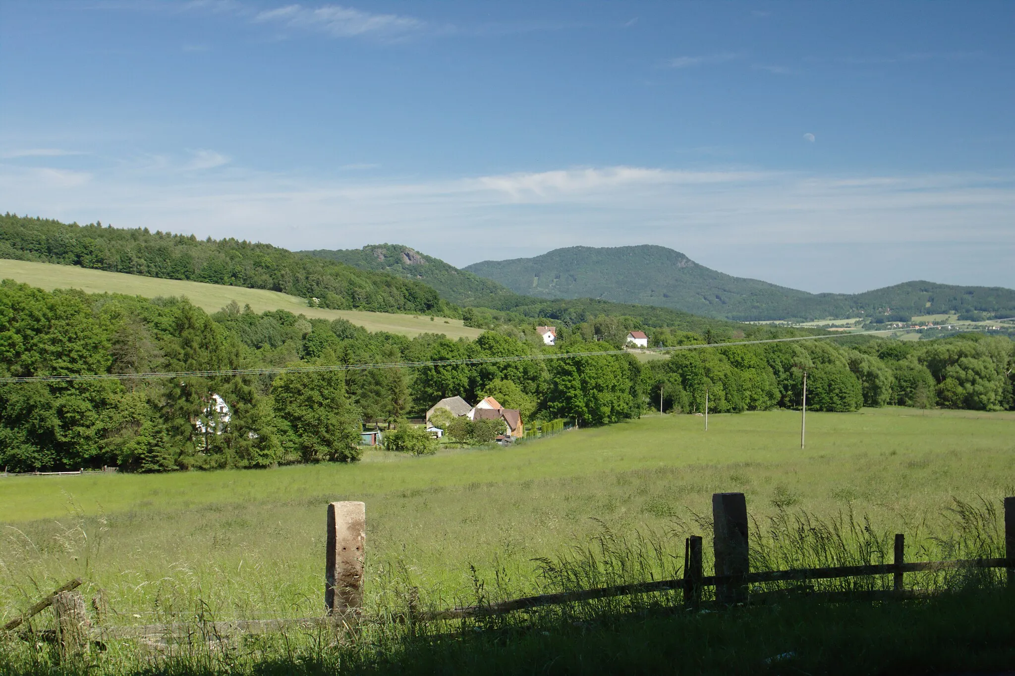 Photo showing: A pasture near the village of Rýdeč, Ústí Region, CZ