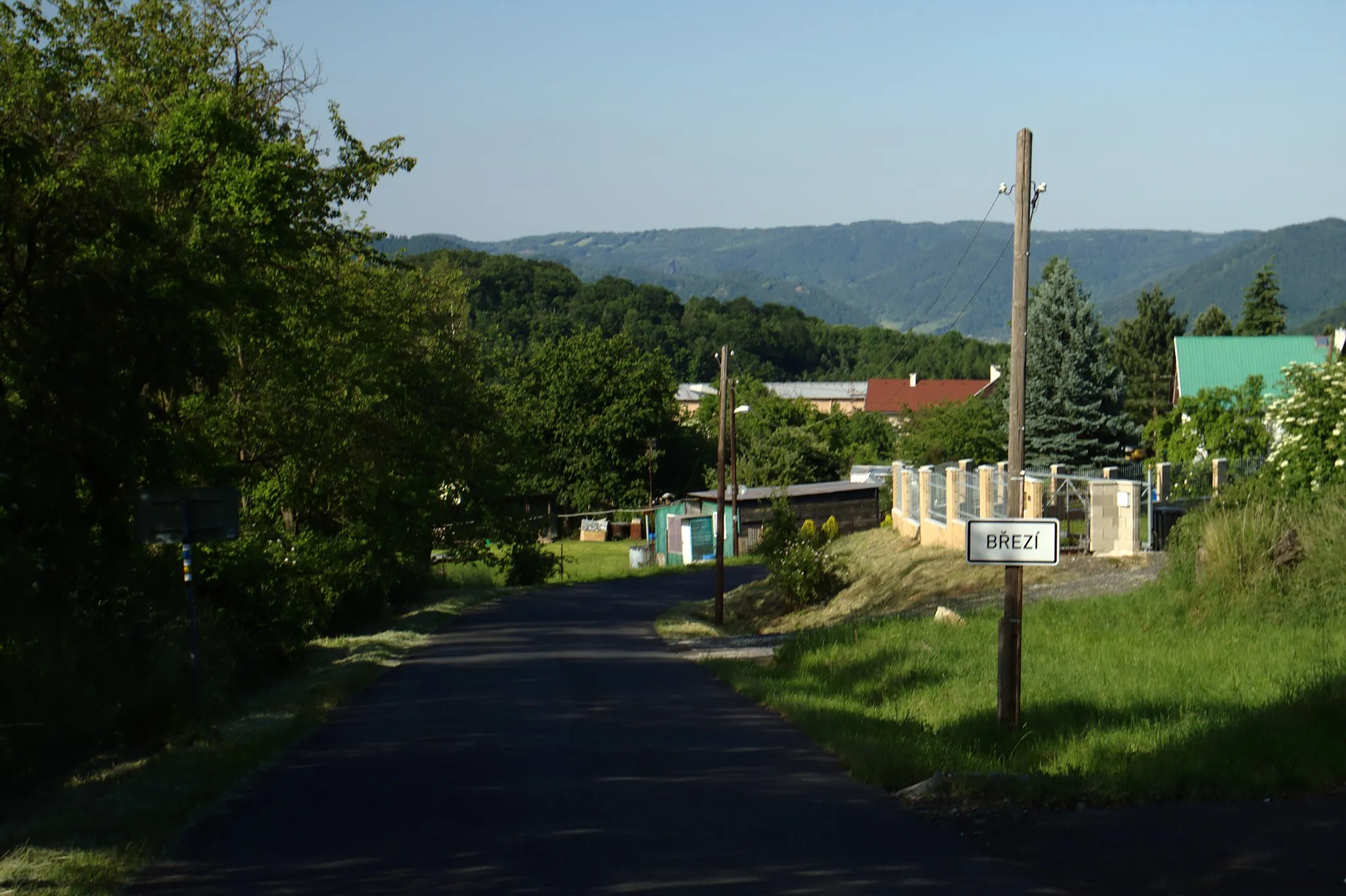 Photo showing: A road to the village of Březí, Ústí Region, CZ