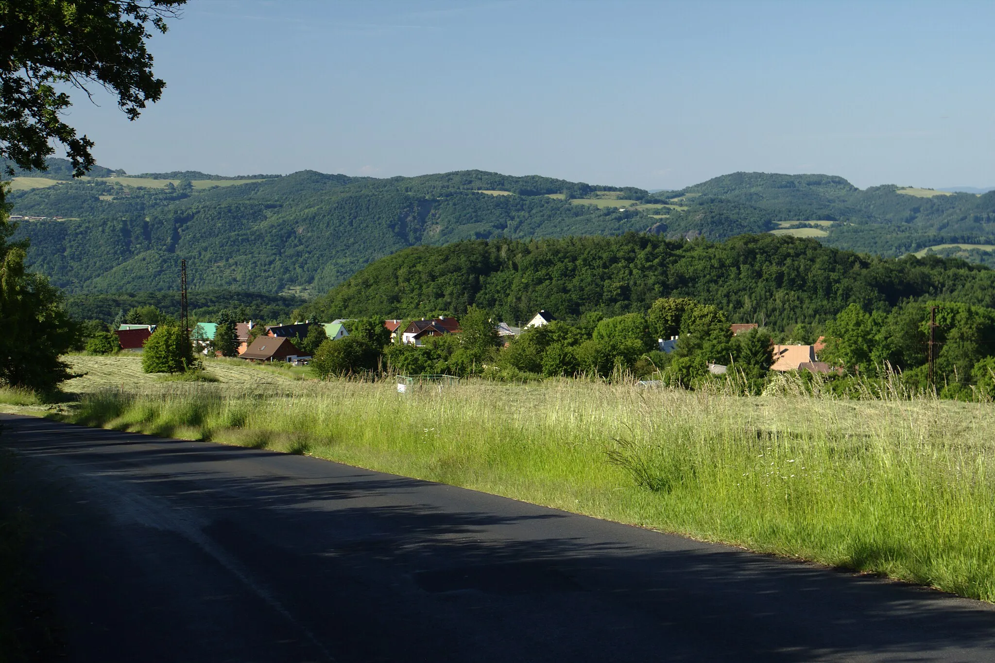 Photo showing: View of the village of Březí from a nearby road