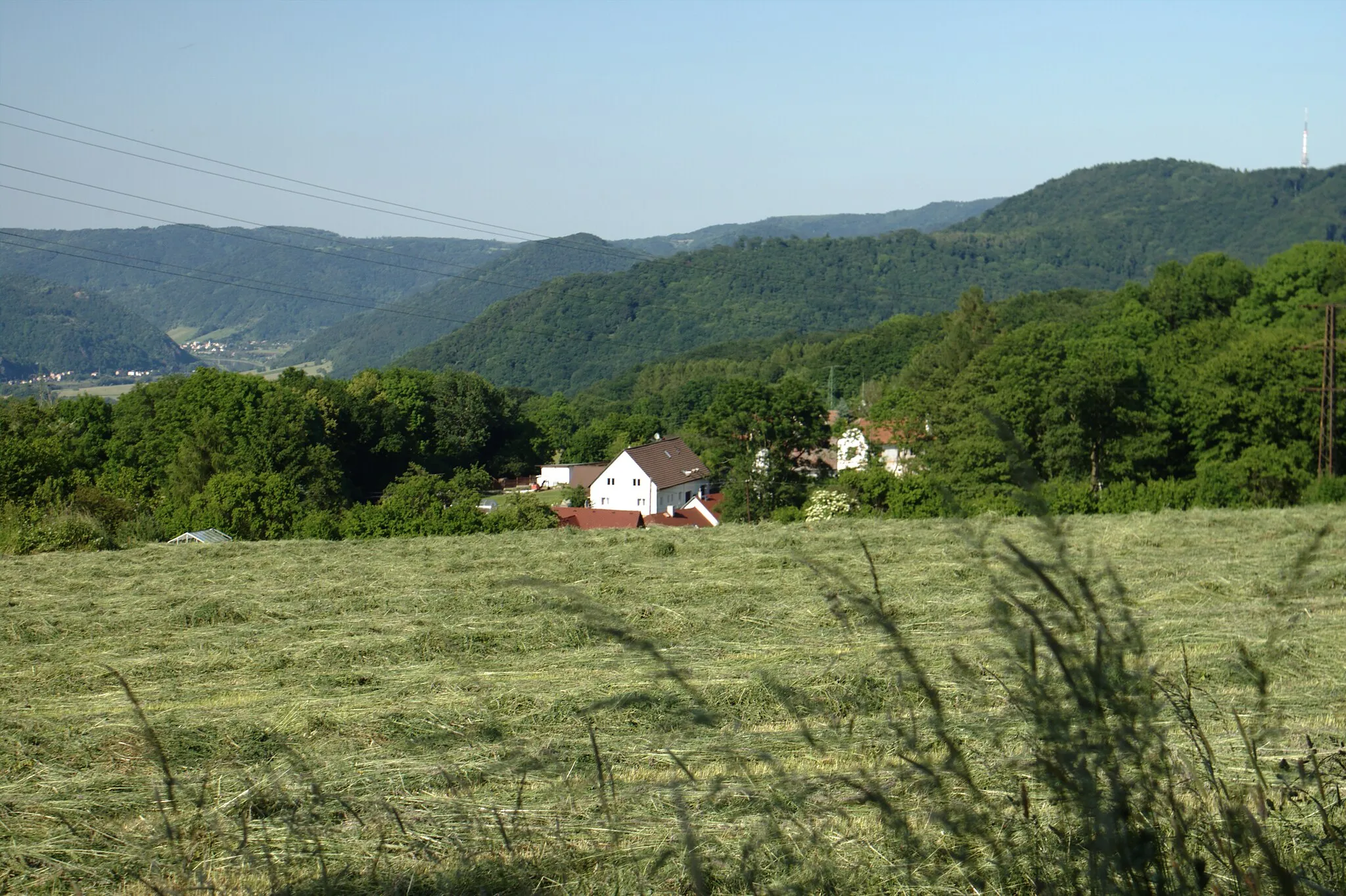 Photo showing: View of the village of Březí from a nearby road