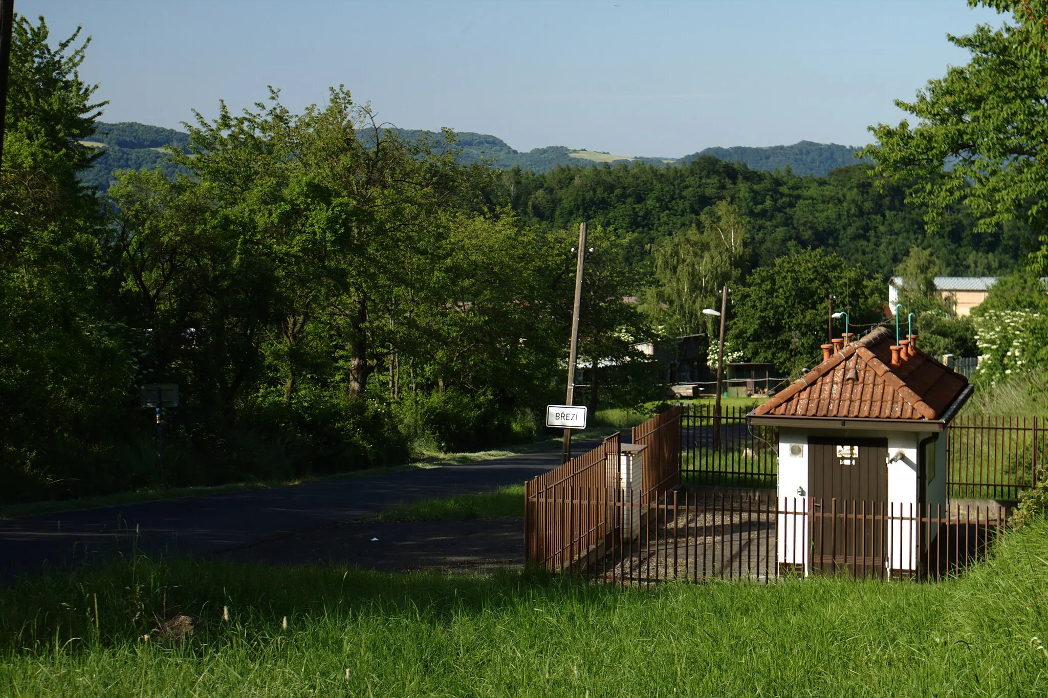 Photo showing: A road to the village of Březí, Ústí Region, CZ
