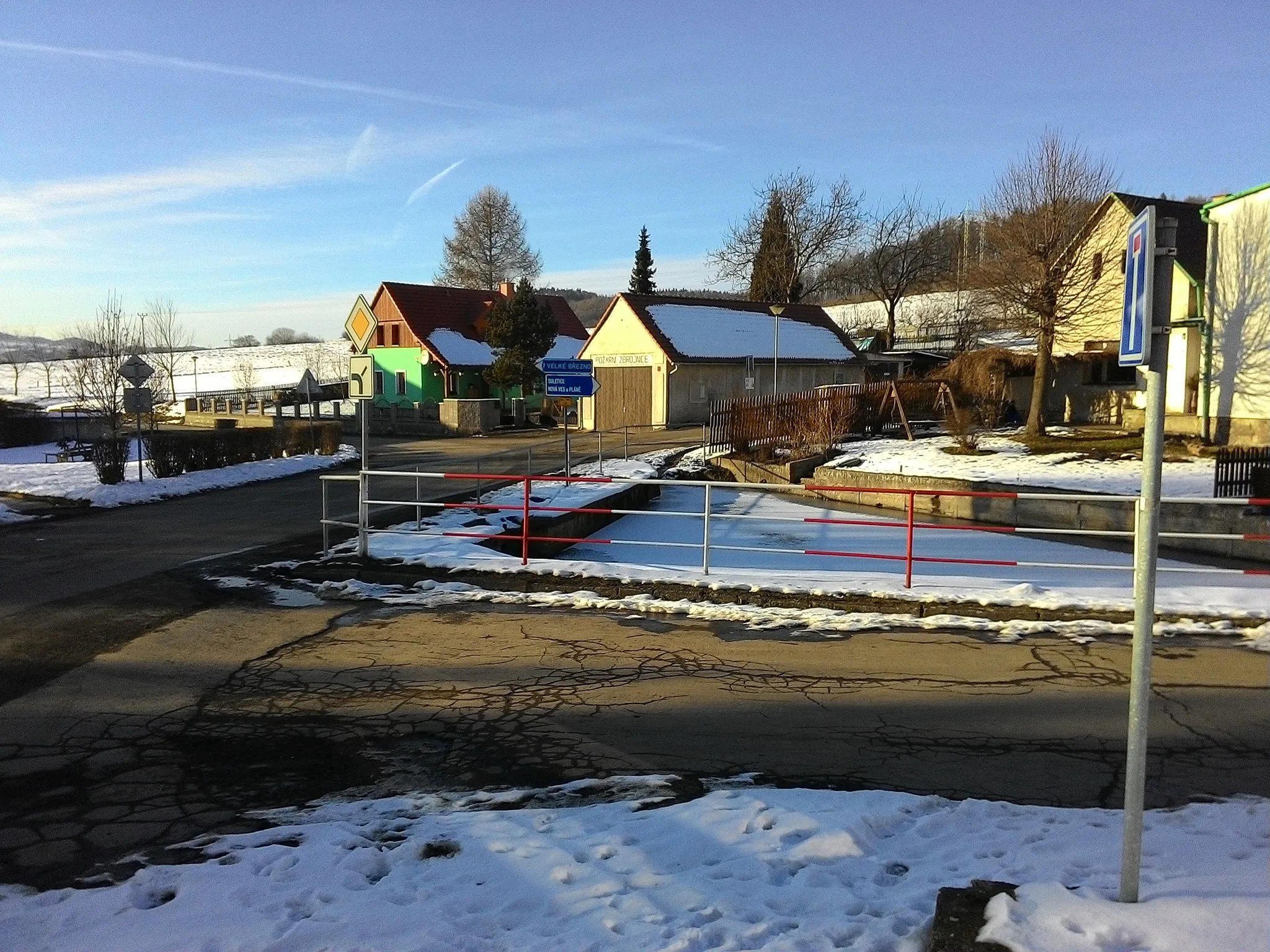 Photo showing: Main crossing in the village of Homole u Pany, Ústí Region, CZ