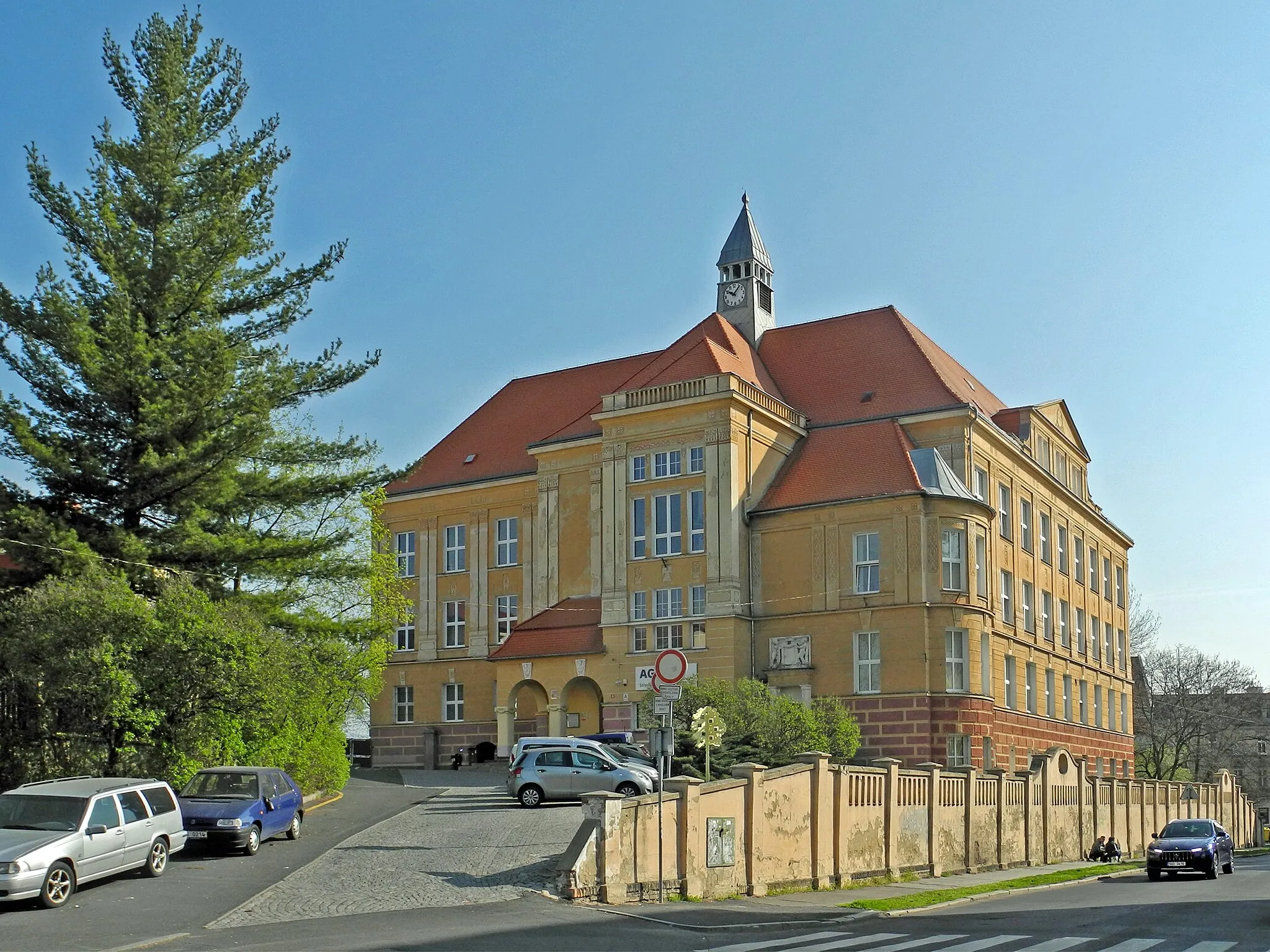 Photo showing: Technische Mittelschule AGC (Berufschule für Glastechnik) in Řetenice, Rooseveltovo nám. 5/5 (früher Settenz), siehe [1].