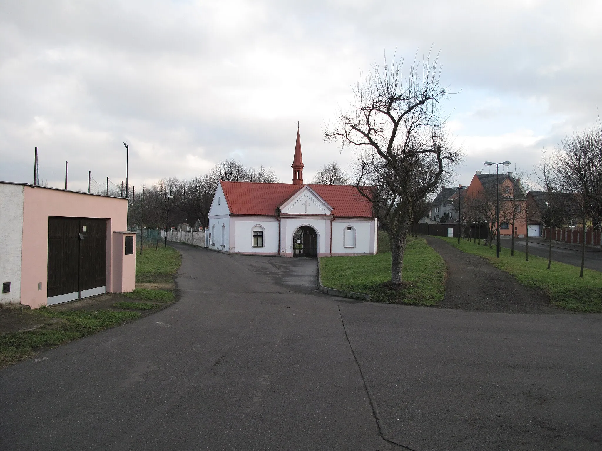 Photo showing: Cemeteryin the city of Ledvic. Teplice District, Czech Republic.