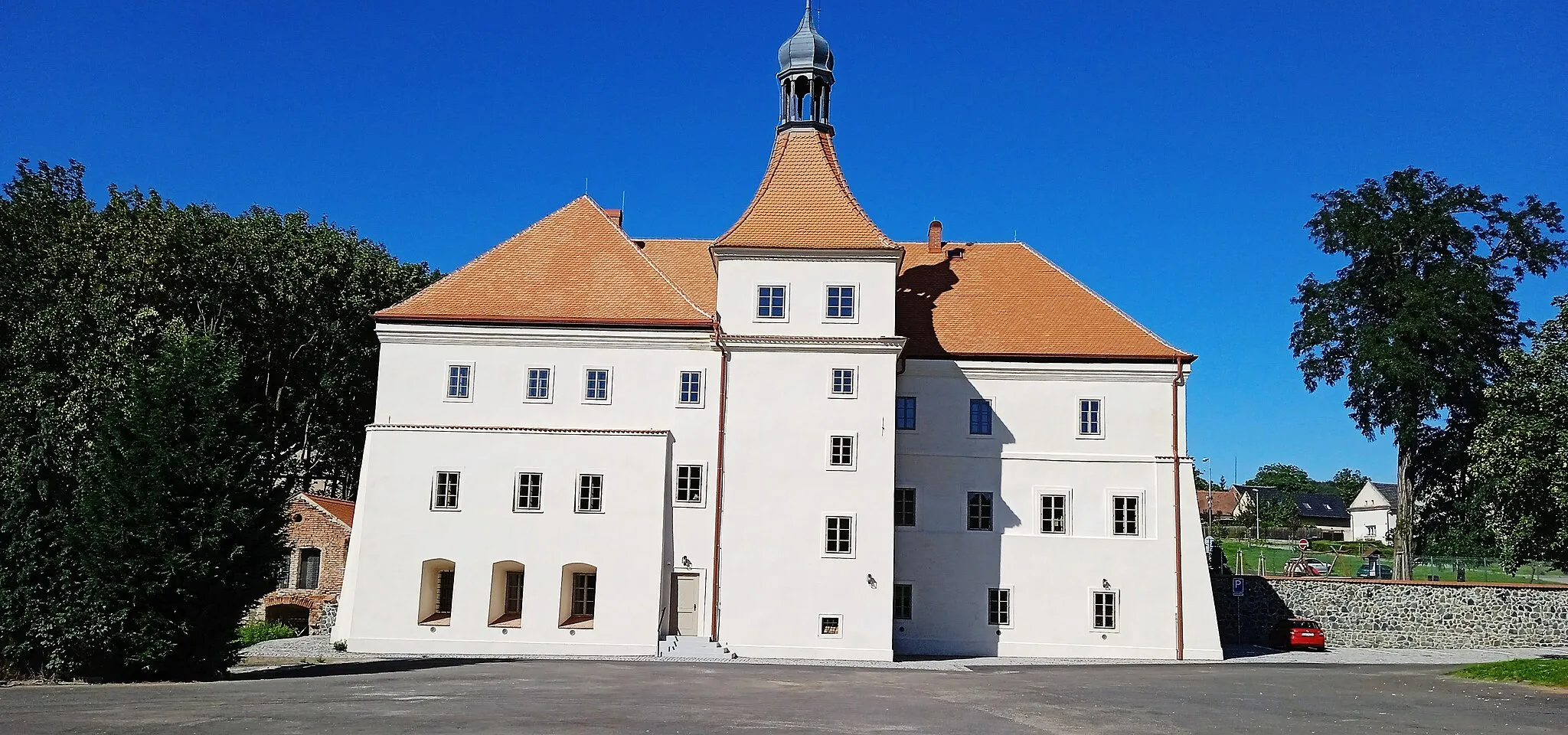 Photo showing: Renovated castle in Mirošovice in 2023