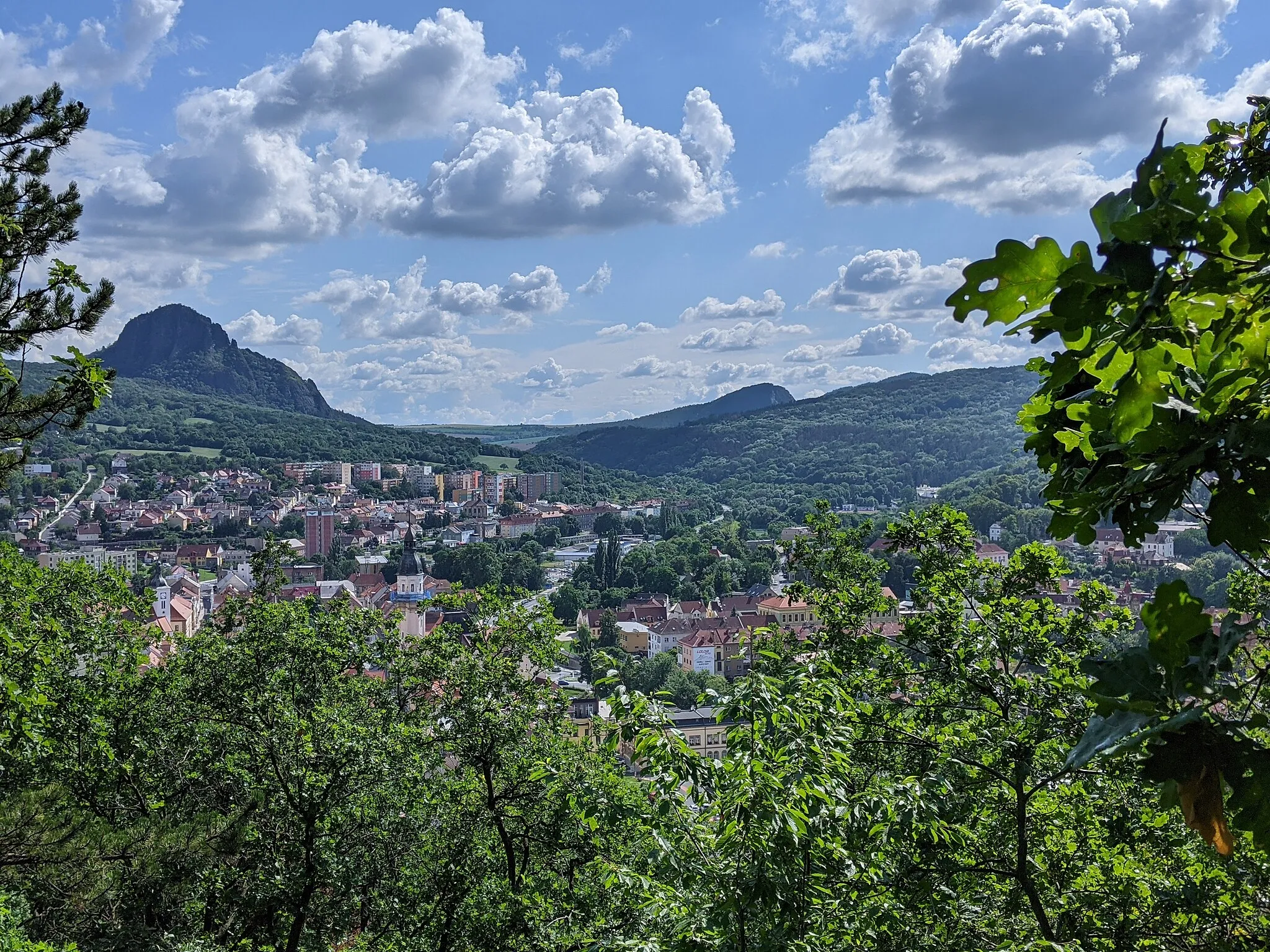 Photo showing: Bílina - pohled na město s Bořní a údolím řeky Bíliny z vyhlídky na svazích Chlumu (295 m)