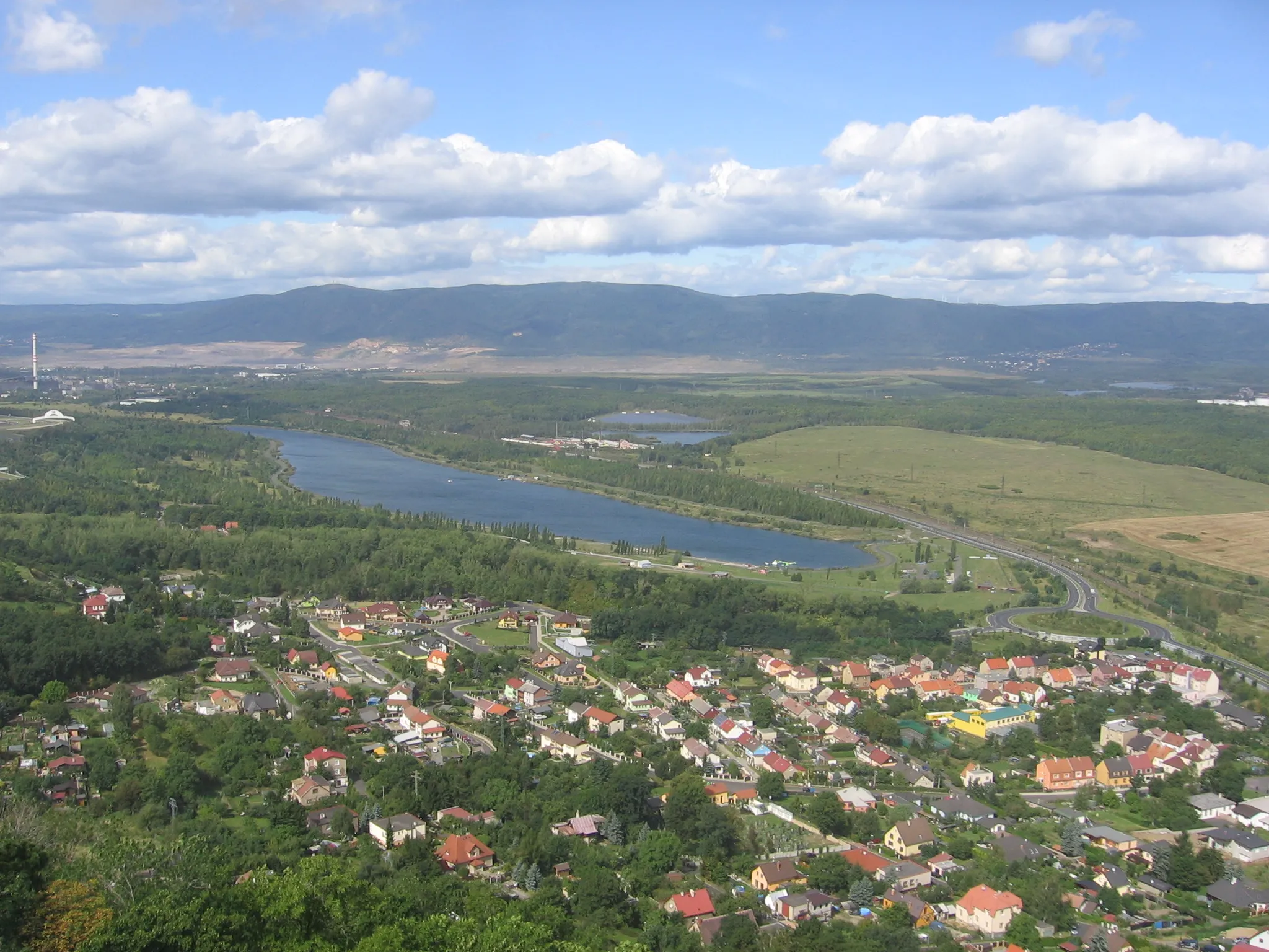 Photo showing: Pohled z Hněvína na Souš a na vodní nádrž Matylda.