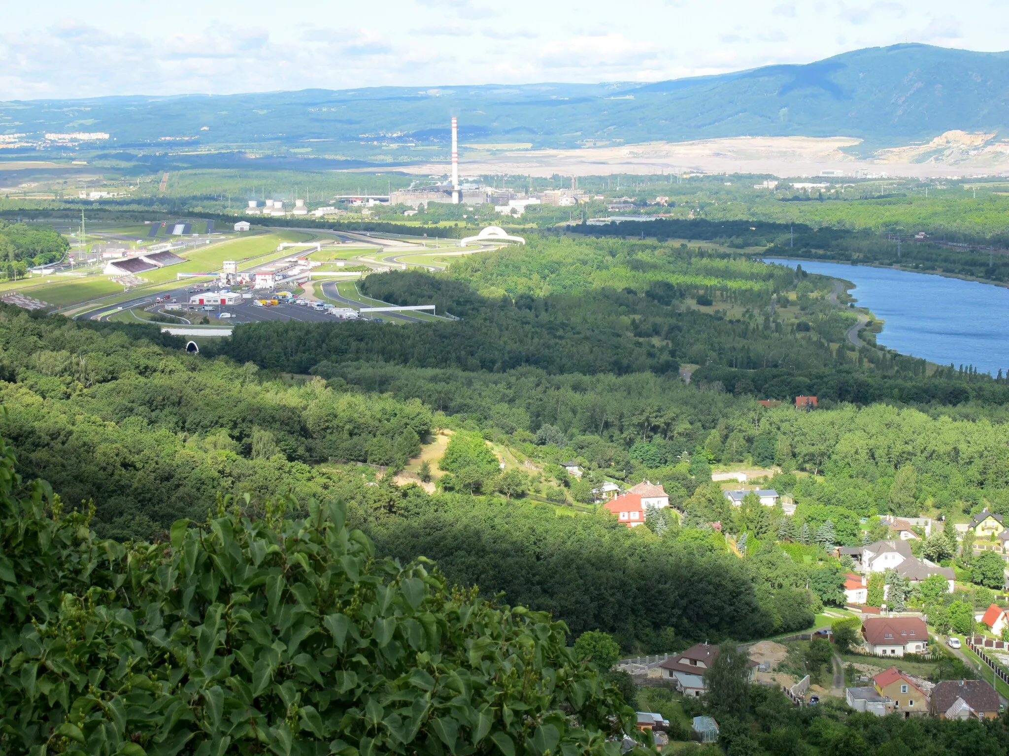 Photo showing: Pohled z kopce Hněvín na čtvrť Souš, jezero Matylda a Autodrom Most