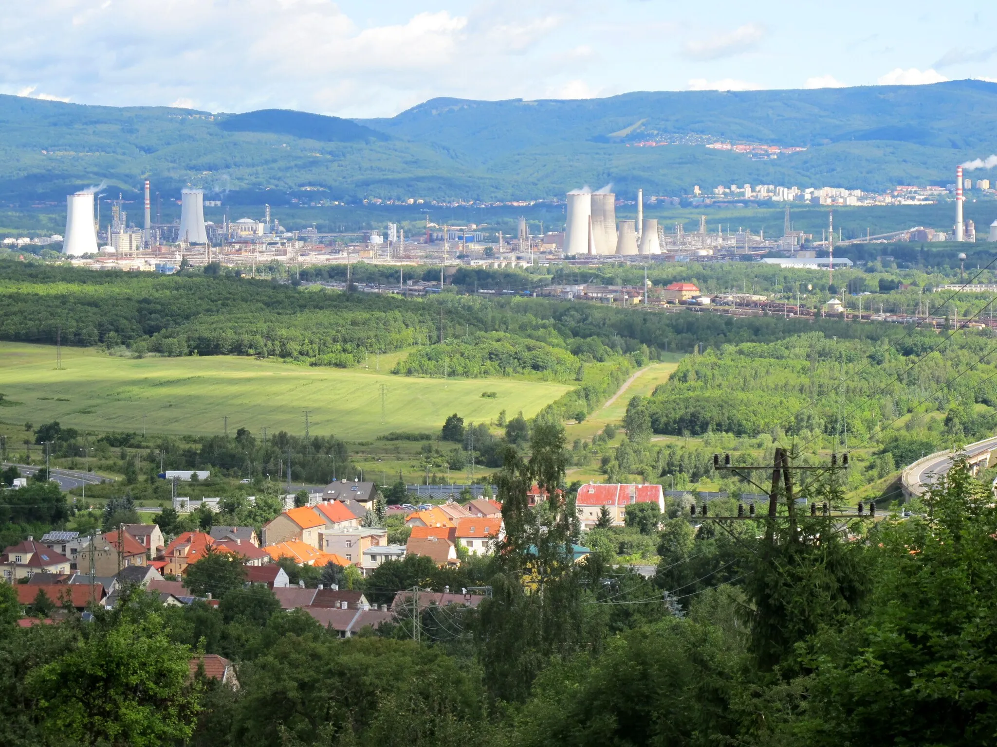 Photo showing: Pohled z Hněvína na Souš, Kopistskou výsypku a chemické závody